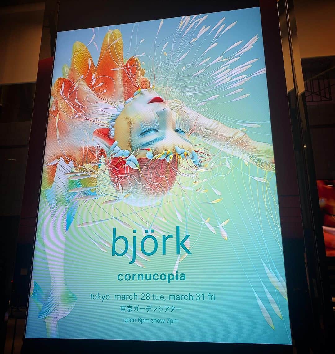 Amazing JIROさんのインスタグラム写真 - (Amazing JIROInstagram)「I was honored to be invited to Björk’s  concert! The green headpiece that I created was projected on the big screen and my heart was filled with emotion!   #björk #bjork #cornucopia #concert #noirkeininomiya #amazing_jiro #headpiece #music #artist #artwork #art #tokyo #ビョーク #コーニュコピア #ライブ #コンサート #音楽 #洋楽 #メイク #ヘッドピース #作品 #アート #東京」3月31日 22時38分 - amazing_jiro