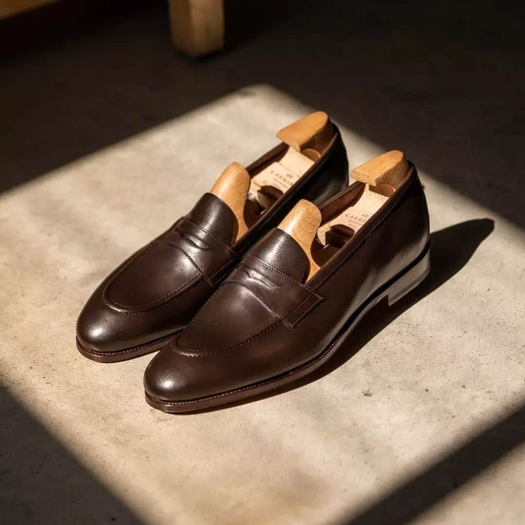 のインスタグラム：「Unlined Penny Loafers 80836 | Brown Vitello  Featuring a full high-quality leather sole with Carmina's stamped logo and calf lining.  Equipped with a full leather sole using our latest Flex Goodyear welt, an exceptionally flexible and light construction.   Style made on Sineu last. This almond-like last is our latest addition to our collection. We have crafted a highly adaptable last very much like the Rain’s fit. The instep in the Sineu last is surprisingly forgiving and gives great arch adjustment. Style and fit wise, this last is in the middle ground between Rain and Forest.  #carmina #carminashoemaker #カルミナ #ootdfashion #luxuryfootwear #handcrafted #dapper #shoesfashion #leathershoes #premiumshoes #artisan  #ootd #footwearfashion #shoesfashionlovers #mensloafers #pennyloafers #loafers #loafershoes #loafersshoes #moccasin  #handmade#shoesoftheday #dressshoes #shoeslover #shoes #instashoes #handmadeshoes #shoesaddict #classicshoes #shoesshop」