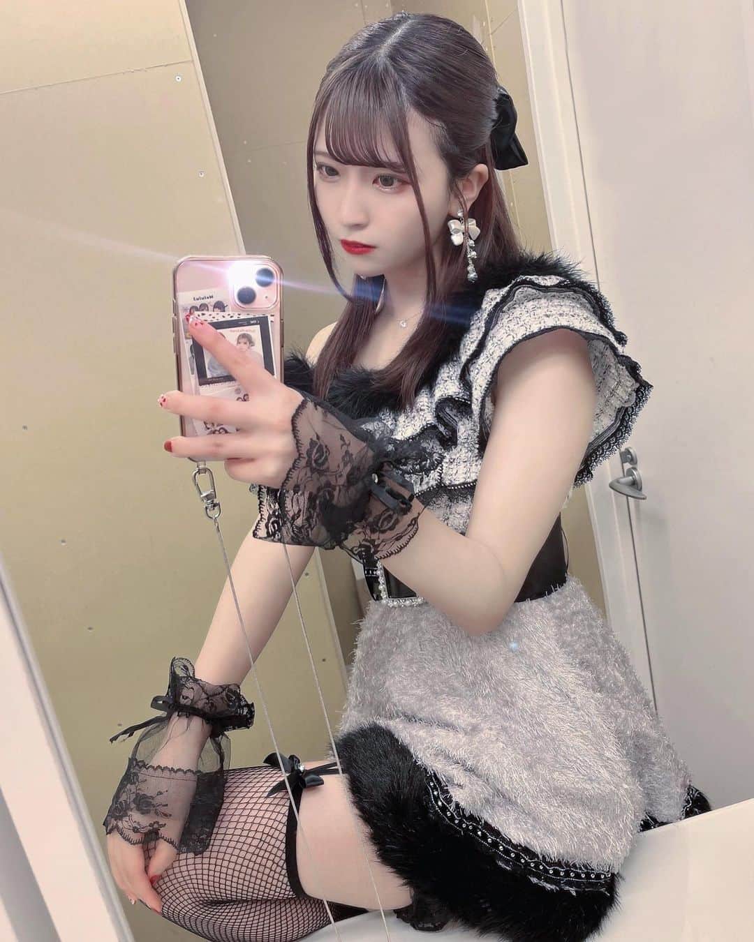 ちはるのインスタグラム：「. ３月ありがとうございました、 次衣装変える時は、もう露出大人女は辞めようかと思うので、このいい女であるのは今だけだよ、４月もよろしくお願いします 新しい春になるので気持ち切り替えて、今の嫌いな自分を変えたいので、村咲ちい頑張るのでよろしくお願いします🌸ちゃんと見ててね、  ピアスも腕のも網タイツどれもやっすいSHEINです🎀  #アイドル #idol #網タイツ #ハーフアップ #リボン #tflers #instagood #follow #shein」