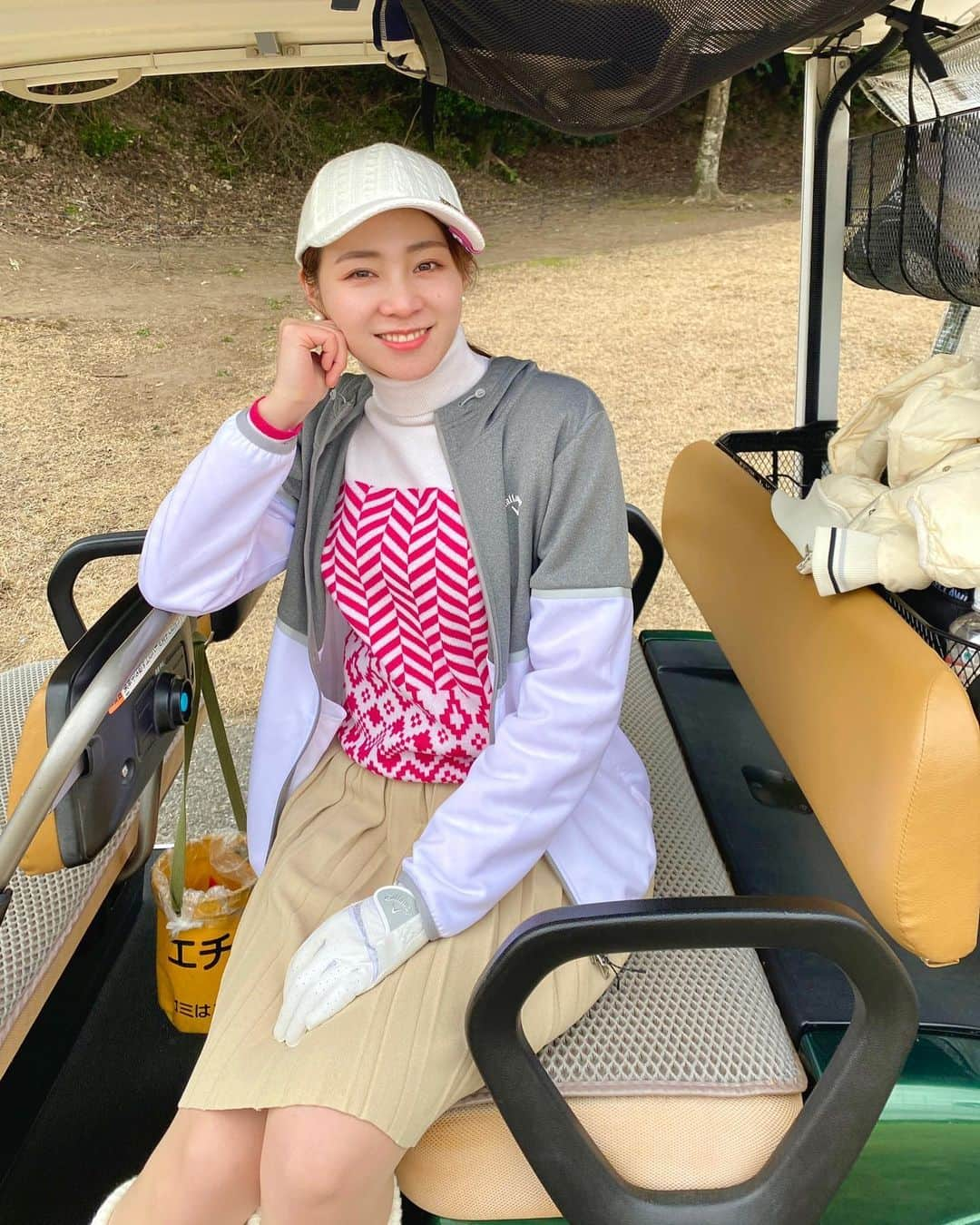 利水翔のインスタグラム：「. いつしかの同級生達と 一緒に⛳️行った時の写真をぺたり😊 ⁡ この時は花粉が飛び始めの時期で💭 絶賛花粉症だった私は始終鼻をかんでました😂笑 ⁡ 帰る頃には ティッシュ一箱使い切ってたなぁ〜🤫🌸 ⁡ 写真で見ると鼻しっかり赤いですね😂😂笑 ⁡ ⁡ ⁡ #ootd #golf #golfcode #autumn  #ゴルフ #ゴルフ女子  #ゴルフコーデ #キャロウェイ #キャロウェイアパレル #利水つばさ #ゴルフ初心者女子  #ファインダー越しの私の世界」