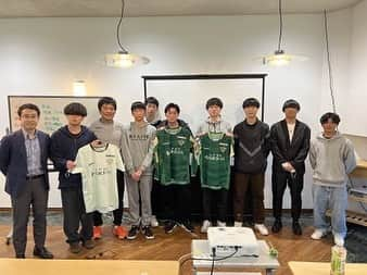 東京スポーツ・レクリエーション専門学校のインスタグラム：「プロサッカーチームスタッフを目指す方へ！ スポーツビジネス科1年生が 東京ヴェルディのマネージャー見学実習に行って来ました! 実際の練習風景を見学し、チームのマネージャーさんからも講義をしていただきプロチームのスタッフの仕事の内容の理解を深めました😊  #東京ヴェルディ  #チームマネージャー  #チームスタッフ  #スポーツの仕事  #tsrの卒業生🌟  #tsr  #東京スポーツレクリエーション専門学校」