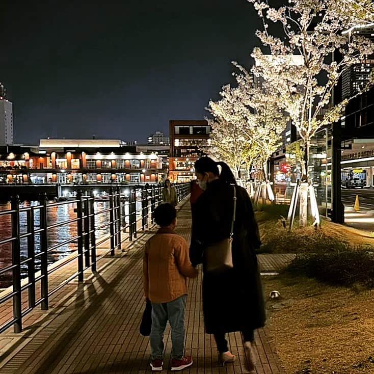 諸岡なほ子さんのインスタグラム写真 - (諸岡なほ子Instagram)「金曜夜のみなとみらいは意外に人がいなくて静か。桜と海もいい感じ。 今日はとにかくおいしいものというよりは、おしゃれしておしゃれなレストランに行きたくて、その欲を満たしてきました。んー、満足。#yokohama #hammerheadyokohama #yokohamamarineandwalk #sakura🌸」3月31日 22時42分 - morookanahoko