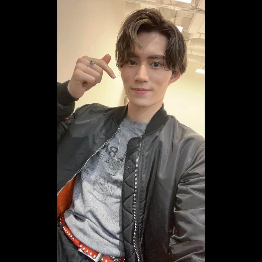TAKUYAさんのインスタグラム写真 - (TAKUYAInstagram)「どうも、 ふわっと特に理由も無いのですが ブログもお休み期間に入ったし なんとなく自撮りもあげてみようかなと思ってあげてみました。 みなさま いかがお過ごしでしょうか？ 今日は晴れてましたね 窓からですけど桜が見えました 綺麗ですね お花見したくなりました。 と言いつつお花見せずに部屋で悶々と過ごしてますここ数年 もはやこの行こうとしてるのに行かない行事をお花見と呼んでいる始末です。 今年は一歩外に出て 本当のお花見行けるといいなぁ」3月31日 22時46分 - takuya_o_official