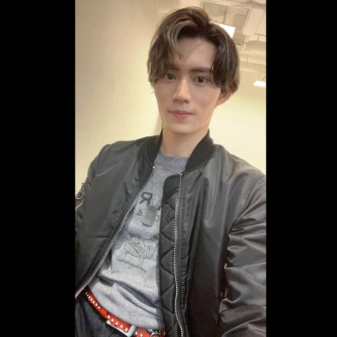 TAKUYAさんのインスタグラム写真 - (TAKUYAInstagram)「どうも、 ふわっと特に理由も無いのですが ブログもお休み期間に入ったし なんとなく自撮りもあげてみようかなと思ってあげてみました。 みなさま いかがお過ごしでしょうか？ 今日は晴れてましたね 窓からですけど桜が見えました 綺麗ですね お花見したくなりました。 と言いつつお花見せずに部屋で悶々と過ごしてますここ数年 もはやこの行こうとしてるのに行かない行事をお花見と呼んでいる始末です。 今年は一歩外に出て 本当のお花見行けるといいなぁ」3月31日 22時46分 - takuya_o_official