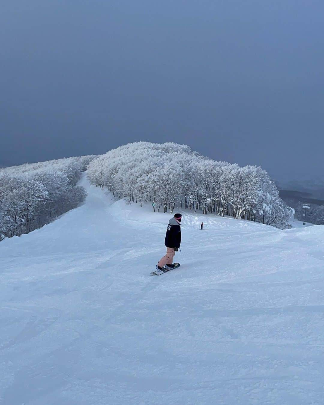 王林さんのインスタグラム写真 - (王林Instagram)「今季もたくさん行けました🏂🏂🏂  3月の青森ありがとう🥹🫶🏼 青森の雪はふかふかさらさらで滑ることをより楽しく感じさせてくれるよ❄️  さぁ、青森の4月がくるね🫣🌸 いつもの4月は春になりきれない春だけど、今年はどんと桜を咲かせてくれそう、花見いっぱいしたいな☺️  4枚目の写真は5枚目の方角を見てる写真だよ！海が見えるの🥹🥹  #王林の青森事情  #スノーボード  #スノボ  #青森 #aomori  #snow  #snowboard」3月31日 22時52分 - ourin_ringoooo