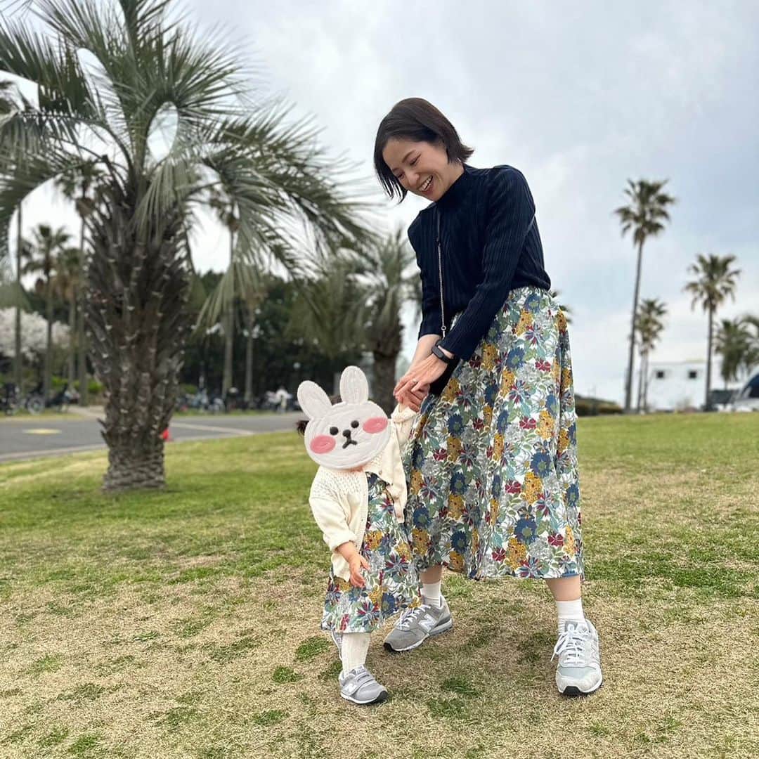 平田薫のインスタグラム：「仕立てた娘のワンピースとスカートを着てみた図🫶 写真見ていただくとわかると思うのですが超絶動き回る娘と写真を撮るのは難しすぎました笑 母を置いてずんずん進んでゆくパワフルな娘です😂  まだかなり大きいので来年も着れそう。とても似合っていて、かぁちゃんウフフでした💕  そして、ミラクルだったのが、まぁや親子が以前テーラーさんに仕立ててもらったという親子お揃いシャツとまさかの同じ生地！！ 言われてみれば、このシャツ着てるの見たことある〜！！知ってる！！😂と、無意識のぱくり🫶笑 でも大好き親子とお揃いになったのが嬉しい！ 子達はすぐに着れなくなってしまうけど、私達はずっと着れるのでいつかまたペアルックデートできる🫶笑  今日は公園ピクニックデートだったのでお互い持ってきて着替えて記念撮影をしました。 テーラーさん仕立てのシャツは、当たり前だけれども美しくて素晴らしかったぁ…。 当たり前に内側折り伏せ縫いだし、シャツの前見ごろの左右の柄合わせ完璧だしうっとり…。  子達のお揃い姿が兄弟みたいで可愛くてキュンでした。 2人とも躍動感ありすぎる！  一年前は娘赤ちゃんすぎて一緒に遊べる感じじゃなかったのに、あっという間に一緒に遊べるようになっていて、見ていてホッコリ。 沢山お兄ちゃんやってくれて感謝〜  #handmade#LIBERTY#libertyfabric#手作りおそろい服」
