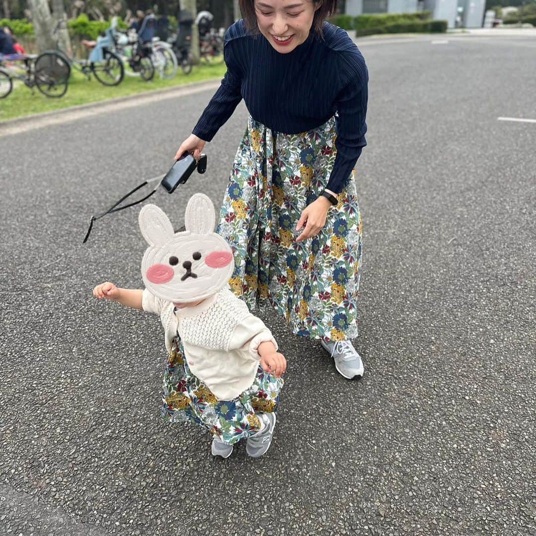平田薫さんのインスタグラム写真 - (平田薫Instagram)「仕立てた娘のワンピースとスカートを着てみた図🫶 写真見ていただくとわかると思うのですが超絶動き回る娘と写真を撮るのは難しすぎました笑 母を置いてずんずん進んでゆくパワフルな娘です😂  まだかなり大きいので来年も着れそう。とても似合っていて、かぁちゃんウフフでした💕  そして、ミラクルだったのが、まぁや親子が以前テーラーさんに仕立ててもらったという親子お揃いシャツとまさかの同じ生地！！ 言われてみれば、このシャツ着てるの見たことある〜！！知ってる！！😂と、無意識のぱくり🫶笑 でも大好き親子とお揃いになったのが嬉しい！ 子達はすぐに着れなくなってしまうけど、私達はずっと着れるのでいつかまたペアルックデートできる🫶笑  今日は公園ピクニックデートだったのでお互い持ってきて着替えて記念撮影をしました。 テーラーさん仕立てのシャツは、当たり前だけれども美しくて素晴らしかったぁ…。 当たり前に内側折り伏せ縫いだし、シャツの前見ごろの左右の柄合わせ完璧だしうっとり…。  子達のお揃い姿が兄弟みたいで可愛くてキュンでした。 2人とも躍動感ありすぎる！  一年前は娘赤ちゃんすぎて一緒に遊べる感じじゃなかったのに、あっという間に一緒に遊べるようになっていて、見ていてホッコリ。 沢山お兄ちゃんやってくれて感謝〜  #handmade#LIBERTY#libertyfabric#手作りおそろい服」3月31日 22時58分 - hiratakaoru1215