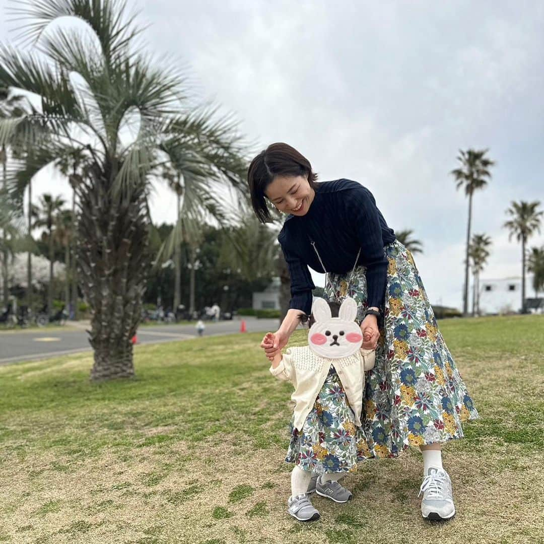 平田薫さんのインスタグラム写真 - (平田薫Instagram)「仕立てた娘のワンピースとスカートを着てみた図🫶 写真見ていただくとわかると思うのですが超絶動き回る娘と写真を撮るのは難しすぎました笑 母を置いてずんずん進んでゆくパワフルな娘です😂  まだかなり大きいので来年も着れそう。とても似合っていて、かぁちゃんウフフでした💕  そして、ミラクルだったのが、まぁや親子が以前テーラーさんに仕立ててもらったという親子お揃いシャツとまさかの同じ生地！！ 言われてみれば、このシャツ着てるの見たことある〜！！知ってる！！😂と、無意識のぱくり🫶笑 でも大好き親子とお揃いになったのが嬉しい！ 子達はすぐに着れなくなってしまうけど、私達はずっと着れるのでいつかまたペアルックデートできる🫶笑  今日は公園ピクニックデートだったのでお互い持ってきて着替えて記念撮影をしました。 テーラーさん仕立てのシャツは、当たり前だけれども美しくて素晴らしかったぁ…。 当たり前に内側折り伏せ縫いだし、シャツの前見ごろの左右の柄合わせ完璧だしうっとり…。  子達のお揃い姿が兄弟みたいで可愛くてキュンでした。 2人とも躍動感ありすぎる！  一年前は娘赤ちゃんすぎて一緒に遊べる感じじゃなかったのに、あっという間に一緒に遊べるようになっていて、見ていてホッコリ。 沢山お兄ちゃんやってくれて感謝〜  #handmade#LIBERTY#libertyfabric#手作りおそろい服」3月31日 22時58分 - hiratakaoru1215