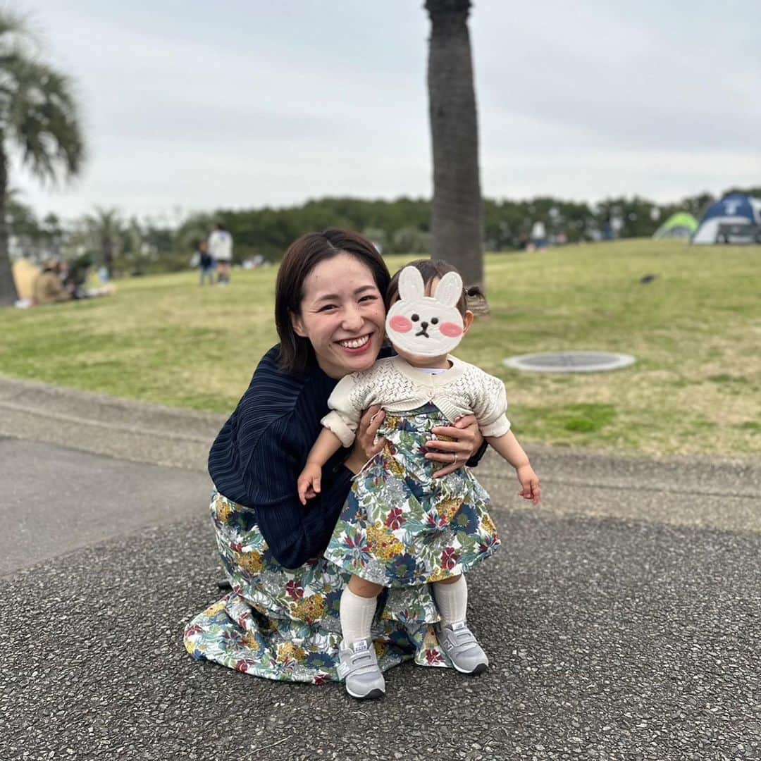 平田薫さんのインスタグラム写真 - (平田薫Instagram)「仕立てた娘のワンピースとスカートを着てみた図🫶 写真見ていただくとわかると思うのですが超絶動き回る娘と写真を撮るのは難しすぎました笑 母を置いてずんずん進んでゆくパワフルな娘です😂  まだかなり大きいので来年も着れそう。とても似合っていて、かぁちゃんウフフでした💕  そして、ミラクルだったのが、まぁや親子が以前テーラーさんに仕立ててもらったという親子お揃いシャツとまさかの同じ生地！！ 言われてみれば、このシャツ着てるの見たことある〜！！知ってる！！😂と、無意識のぱくり🫶笑 でも大好き親子とお揃いになったのが嬉しい！ 子達はすぐに着れなくなってしまうけど、私達はずっと着れるのでいつかまたペアルックデートできる🫶笑  今日は公園ピクニックデートだったのでお互い持ってきて着替えて記念撮影をしました。 テーラーさん仕立てのシャツは、当たり前だけれども美しくて素晴らしかったぁ…。 当たり前に内側折り伏せ縫いだし、シャツの前見ごろの左右の柄合わせ完璧だしうっとり…。  子達のお揃い姿が兄弟みたいで可愛くてキュンでした。 2人とも躍動感ありすぎる！  一年前は娘赤ちゃんすぎて一緒に遊べる感じじゃなかったのに、あっという間に一緒に遊べるようになっていて、見ていてホッコリ。 沢山お兄ちゃんやってくれて感謝〜  #handmade#LIBERTY#libertyfabric#手作りおそろい服」3月31日 22時58分 - hiratakaoru1215