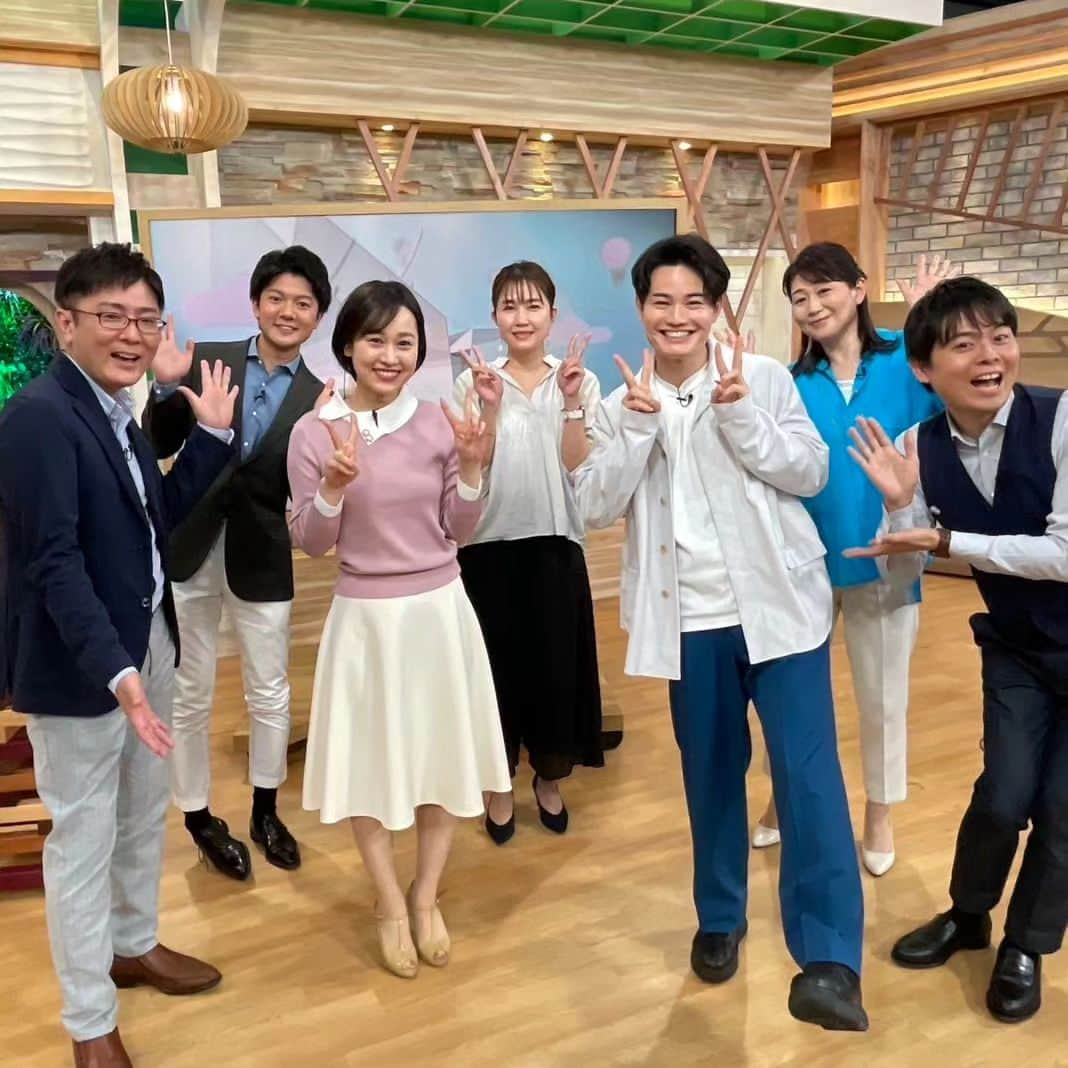 中京テレビ「キャッチ！」さんのインスタグラム写真 - (中京テレビ「キャッチ！」Instagram)「🏠️キャッチ！の金曜日は、 〝家族の金曜日〟⁡ ⁡⁡ 月～木とはちょっと違う(!!)⁡ ⁡キャッチ！をお届けしています🤞🏻 ̖́-⁡ ⁡ 今週はキャッチ！がリニューアルしました🎀•*¨👑*•.¸¸🎶⁡ ⁡⁡ ⁡OPやスタジオも一新！⁡ ⁡⁡みなさんこれからもよろしくお願いします❣️ ⁡ 💬コメンテーター #嵩原安三郎 さん #てぃ先生  🌟芸能リポーター #菊池真由子 さん . . . #ctvcatch 📺『キャッチ！』月～金曜日午後3時48分から生放送 #中京テレビ . . 👀目撃情報などはプロフィールのリンク内『投稿BOX』へ 🐦Twitter→@ctvcatch#ctvcatch #家族の金曜日」3月31日 22時53分 - ctvcatch