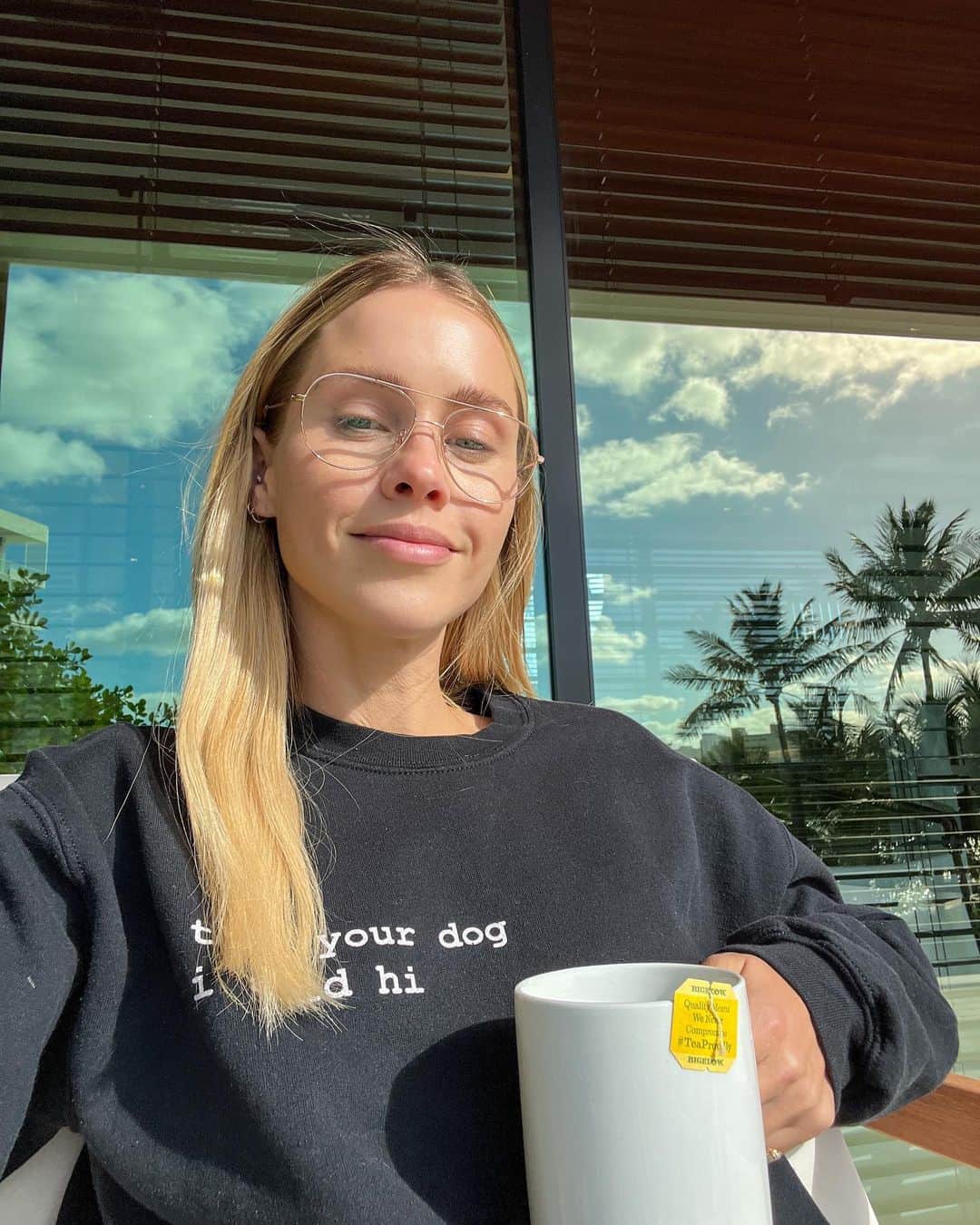 クレア・ホルトのインスタグラム：「sitting here thinking about humbling moments — like when you’re in a new relationship and they softly run their hands through your hair but get stuck on a wad of tape」