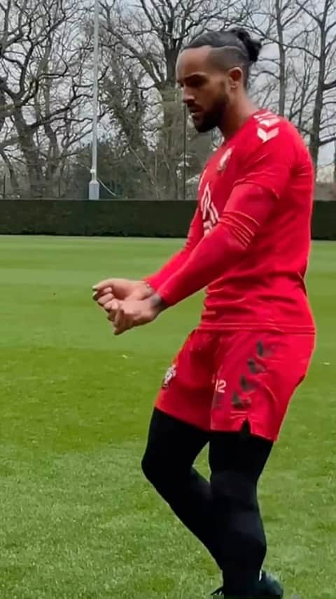 セオ・ウォルコットのインスタグラム：「Any good, @prowsey16?🏌️」