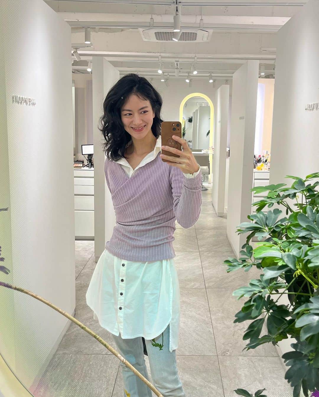 秋葉里枝さんのインスタグラム写真 - (秋葉里枝Instagram)「촬영 하면서 피크닉도 벚꽃구경도 즐거운수다도 제대로 했다아😆🌸❤️  makeup @lkmforet_cheongdam hair @jaesun_hair 보라니트 @fe______l 청바지 @stellamccartney」3月31日 22時54分 - rie_akiba