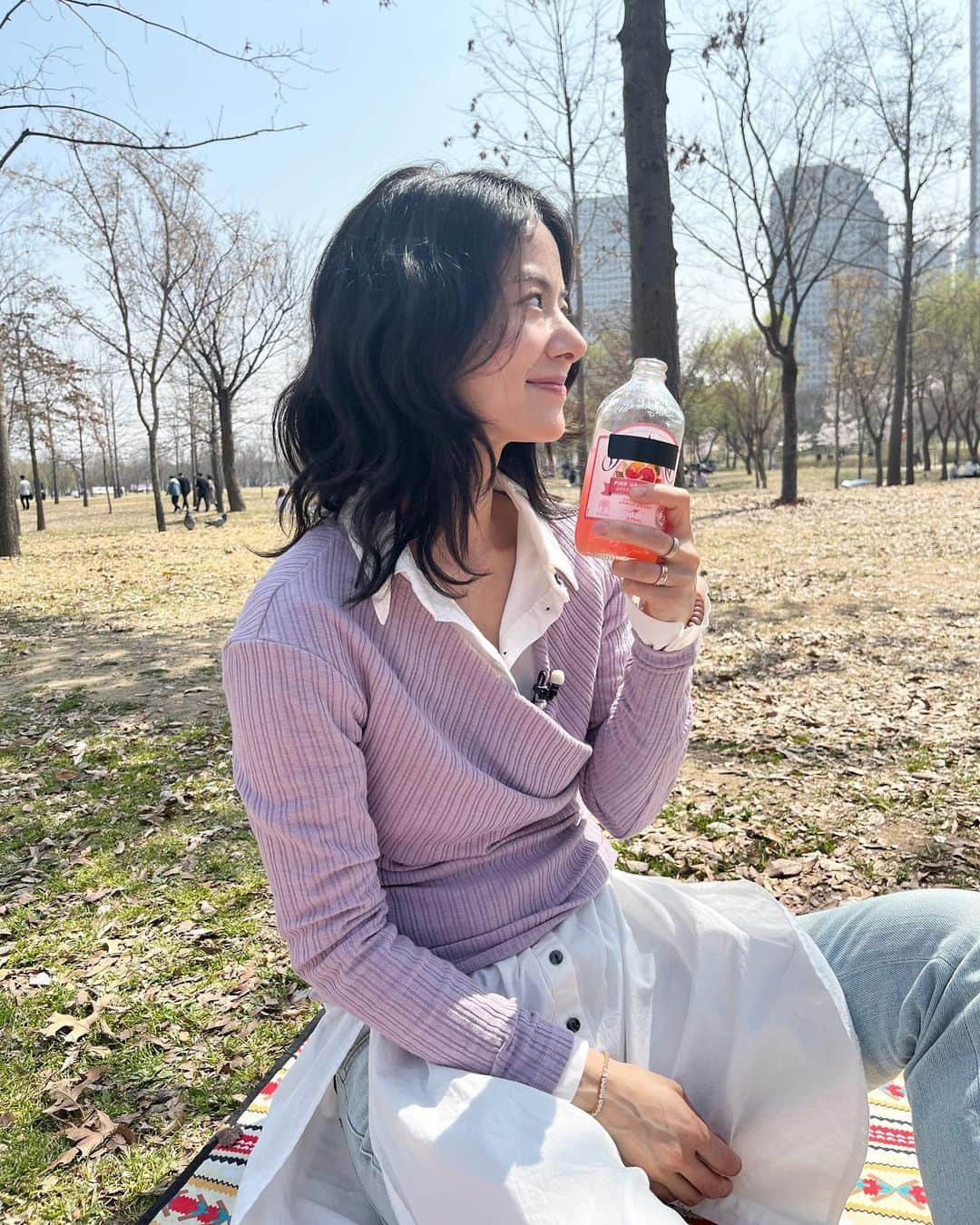 秋葉里枝さんのインスタグラム写真 - (秋葉里枝Instagram)「촬영 하면서 피크닉도 벚꽃구경도 즐거운수다도 제대로 했다아😆🌸❤️  makeup @lkmforet_cheongdam hair @jaesun_hair 보라니트 @fe______l 청바지 @stellamccartney」3月31日 22時54分 - rie_akiba