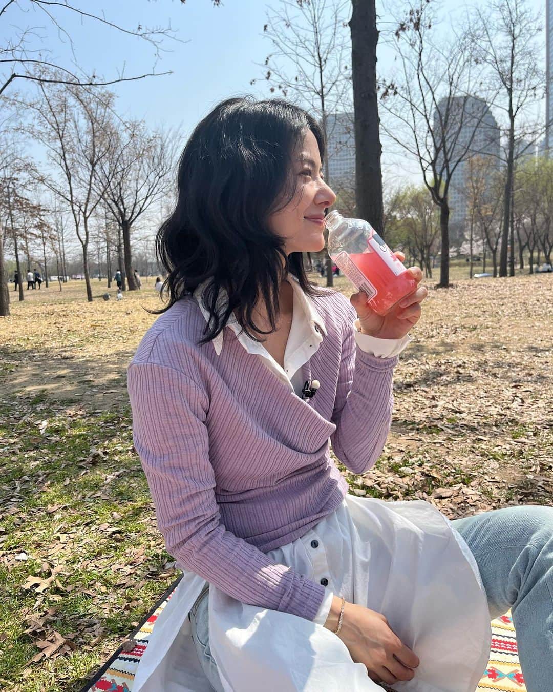 秋葉里枝さんのインスタグラム写真 - (秋葉里枝Instagram)「촬영 하면서 피크닉도 벚꽃구경도 즐거운수다도 제대로 했다아😆🌸❤️  makeup @lkmforet_cheongdam hair @jaesun_hair 보라니트 @fe______l 청바지 @stellamccartney」3月31日 22時54分 - rie_akiba