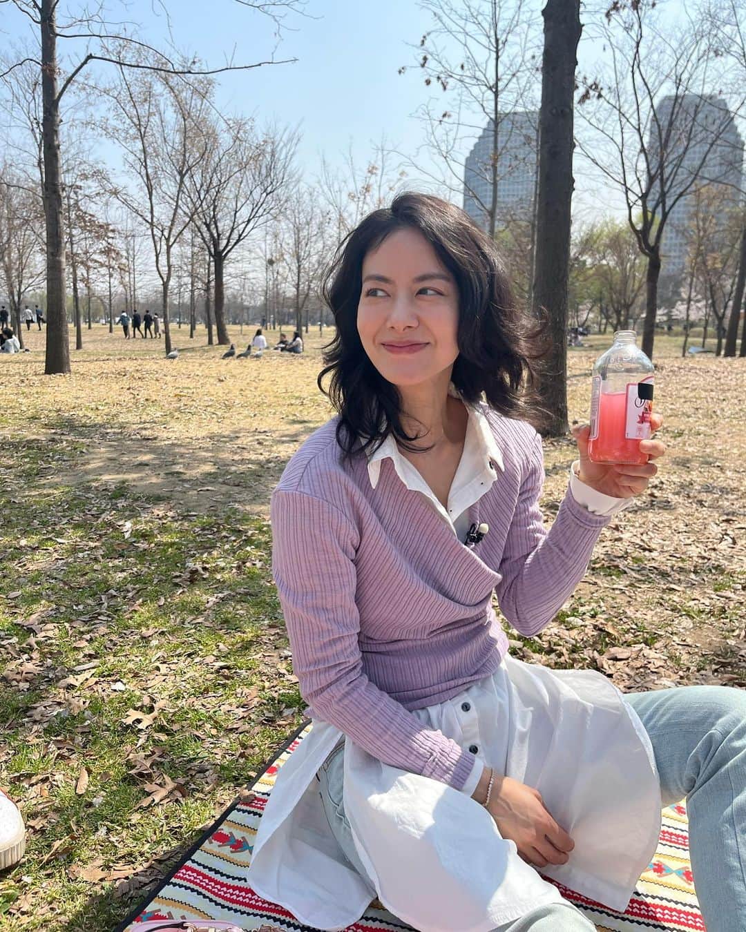 秋葉里枝さんのインスタグラム写真 - (秋葉里枝Instagram)「촬영 하면서 피크닉도 벚꽃구경도 즐거운수다도 제대로 했다아😆🌸❤️  makeup @lkmforet_cheongdam hair @jaesun_hair 보라니트 @fe______l 청바지 @stellamccartney」3月31日 22時54分 - rie_akiba