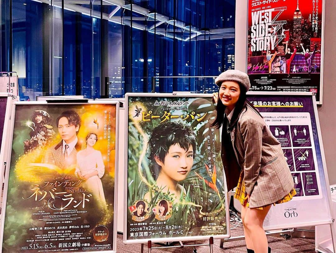 山崎玲奈さんのインスタグラム写真 - (山崎玲奈Instagram)「#ミュージカル ｢ #マチルダ ｣ とっても楽しかった❣️ 楽曲のロック感と作品の世界観が最高✨✨ 勧善懲悪な作品はやはり元気が出ます︎💪 ・ 我らがフック船長の #小野田龍之介 さん🪝 良い意味で悪～いおばさんの威圧感が溢れてる小野田さんのミス・トランチブルにたくさん笑わせてもらいました‼️ ・  #ピーターパン のポスター前でツーショット笑📷✨ ・ そして❣️なんと‼️ 後ろの席に#近藤華 ちゃんが,,>_<,, 嬉しすぎる再会に2人で大盛り上がりでした笑 ・ ・  #正しくない   #マチルダポーズ   #北斗の拳 でご一緒だった  #坂口杏奈 さん  #森内翔大 さん  #ホリプロ  #ホリプロステージ」3月31日 22時55分 - renayamasaki07