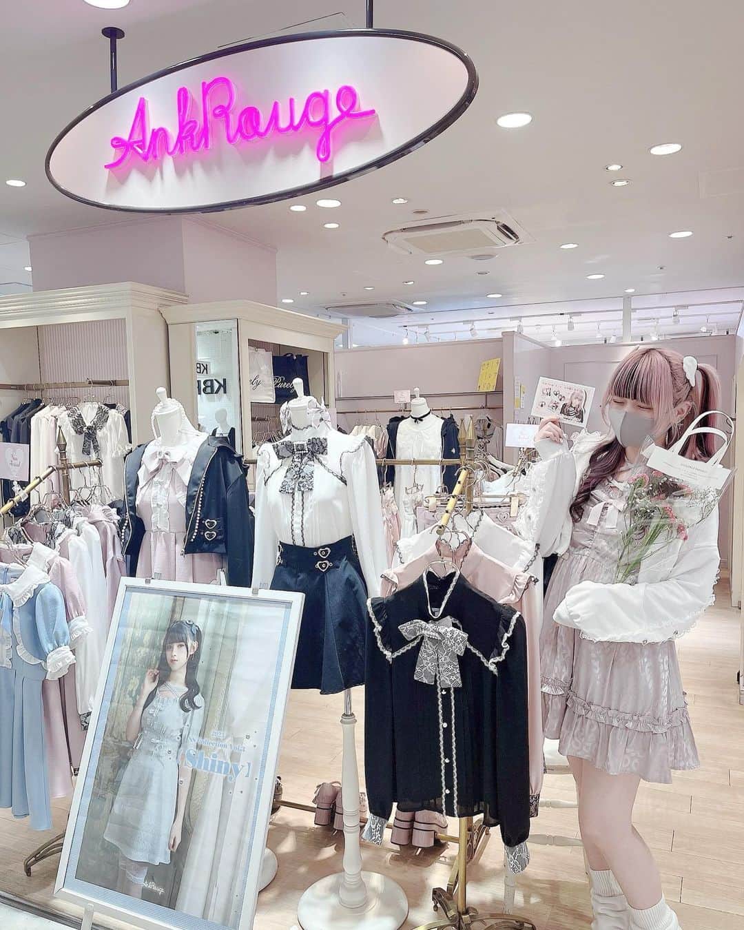 のインスタグラム：「2021.02.01-2023.03.31 ㅤㅤㅤㅤㅤㅤㅤㅤㅤㅤㅤㅤㅤ ちょうど2年間のラフォーレ原宿店勤務、 本当にありがとうございました！（ ｉ _ ｉ ） ㅤㅤㅤㅤㅤㅤㅤㅤㅤㅤㅤㅤ 店舗の中で一番イベントの多い《ラフォーレ原宿》という場所で、 2年間も店長をさせて頂けたことをとても誇りに思います😭💗 ㅤㅤㅤㅤㅤㅤㅤㅤㅤㅤㅤㅤㅤ 2年間、本当に本当に怒涛の日々でした😭 ラフォーレのイベントに追われながらも、Bemqinのことだったり 出張だったり原宿店を離れてのお仕事もあったりしたからか、 何故か一度も落ち着いたことはなかったです😹 でもその生活は全く苦ではなくて、むしろ自分にとっては それがモチベーションだったしやりがいも達成感もあるし、 楽しいめっちゃ充実してるなーーー‼️っていう気持ちが とても大きかったです。 なにより、たくさんのお客様に出会えた！☺️💗 忙しくてバタバタしてる中でも、お客様に喜んでもらえればそれでよかったし、一緒にイベントをやっていく上で一緒に盛り上げてくれたり、お店をパタパタ走り回ってるさきを見て、それすらも「イベント恒例だね〜😹」って楽しんで見守ってくれる仲良しさんにも出会えて、とても濃くて楽しい毎日でした😼✨ ㅤㅤㅤㅤㅤㅤㅤㅤㅤㅤㅤㅤㅤ グランバもパーティーも、アンクが一番盛り上がってたって 周りに思わせたい！っていう一心で臨んでたよ😾 これは絶対に達成できたと思う😽💗 ㅤㅤㅤㅤㅤㅤㅤㅤㅤㅤㅤㅤㅤ 「スーパーカリスマアパレル店員になりたい」という夢を叶えるにはラフォーレ以上に覿面な場所はないし、ラフォーレ原宿店の店長を任せてくださった本社の方や、色んな事に沢山協力してくださったフロア担当の方には本当に本当に感謝しかないです（ ; ; ）💗 ㅤㅤㅤㅤㅤㅤㅤㅤㅤㅤㅤㅤㅤ まだまだラフォーレでやりたいことはたくさんあったけど、ちゃんとスーパーカリスマアパレル店員になって、今まで以上に盛り上げられる力をつけて、いつかまたラフォーレに立てたらいいな〜と思います☺️ ㅤㅤㅤㅤㅤㅤㅤㅤㅤㅤㅤㅤㅤ たくさんありがとうございました！！ ㅤㅤㅤㅤㅤㅤㅤㅤㅤㅤㅤㅤㅤ 2023.03.31  AnkRougeラフォーレ原宿店 さき ㅤㅤㅤㅤㅤㅤㅤㅤㅤㅤㅤㅤㅤ #ankrouge #ラフォーレ原宿」