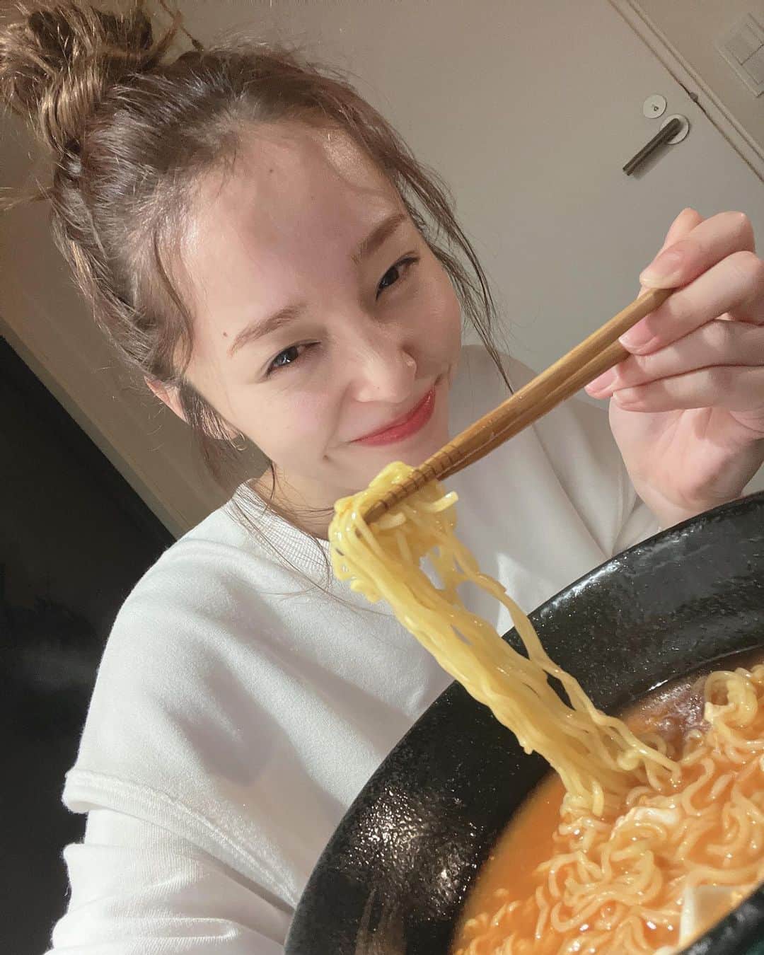 神部美咲のインスタグラム：「#夜食    #ラーメン   　　#赤から」
