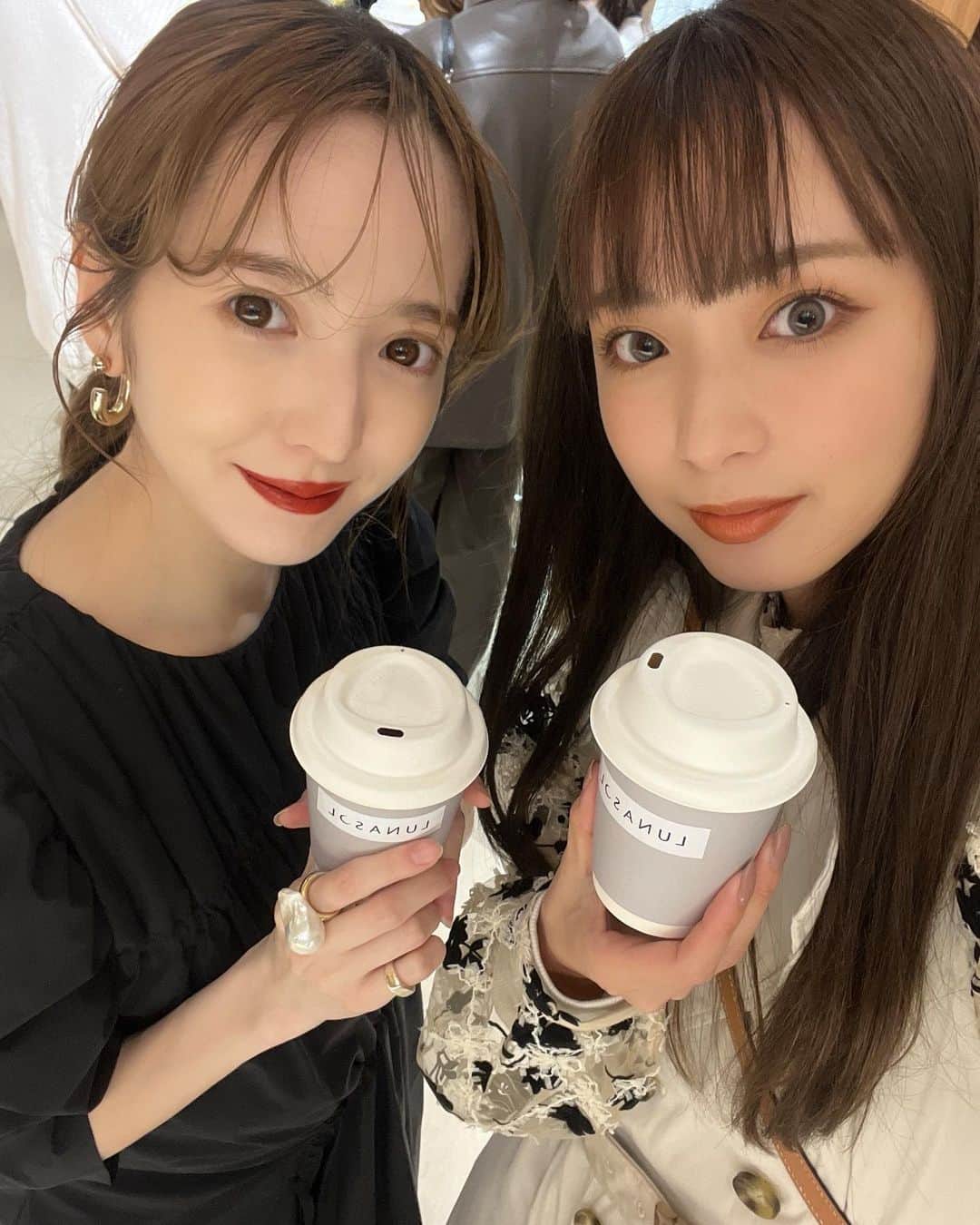 平木愛美のインスタグラム：「selfie？🤳🌼  cosmetics @lunasolofficial   with @chie_kt 💕  先日一緒に訪れたり。（ss collection… “Holy Nature”可愛かったあ）  本日は @lilasmillesime_official  伊勢丹新宿のpop up storeへ一緒に行ったり。💎 この写真でつけてるのも、たまたまリラミレジムのピアス。🤍 ＆以前コラボでプロデュースさせて頂いたバロックパールのリング。💠🪞  🫶」