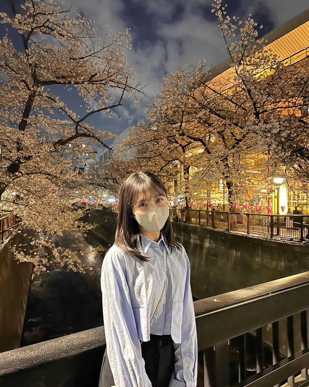 小栗有以さんのインスタグラム写真 - (小栗有以Instagram)「まだ咲いてた🌸🍃  ３月も終わっちゃうんだ…  ライトアップは終わってたけど 夜桜みれて良かった。  #桜」3月31日 23時00分 - yuioguri_1226