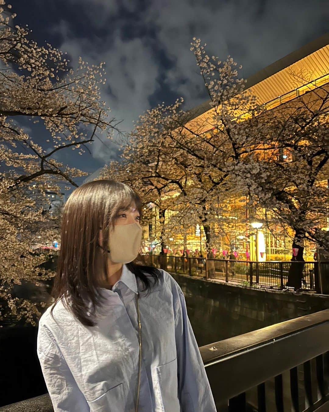 小栗有以さんのインスタグラム写真 - (小栗有以Instagram)「まだ咲いてた🌸🍃  ３月も終わっちゃうんだ…  ライトアップは終わってたけど 夜桜みれて良かった。  #桜」3月31日 23時00分 - yuioguri_1226