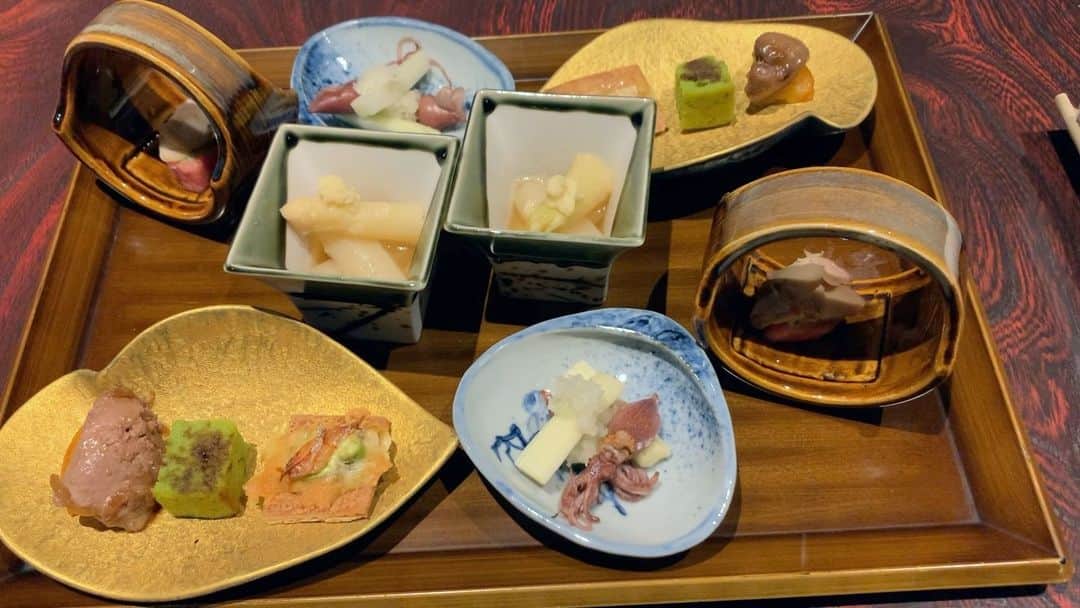 Cooking with Dogさんのインスタグラム写真 - (Cooking with DogInstagram)「Chef enjoyed Funamori, a boat-shaped platter filled with various sashimi such as Kinmedai (splendid alfonsino), Houbo (spiny red gurnard), Hirame (flounder), Maguro (tuna), Tachiuo (cutlass fish), and local octopus.🐟🐙😋👩‍🍳 シェフが舟盛を堪能しました！金目鯛、方々(ホウボウ)、ヒラメ、マグロ、タチウオ、地だこなどお刺身がいっぱい！😍 #funamori #sashimi #舟盛り #刺身」3月31日 23時00分 - cookingwithdog