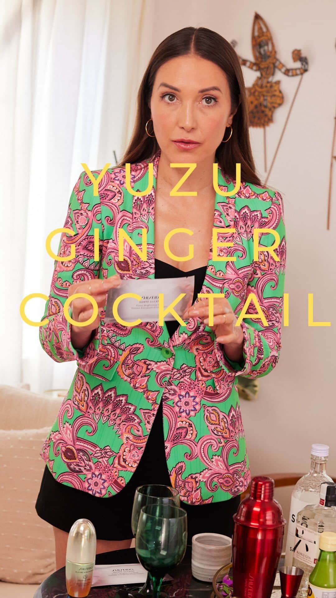 キャンディス・クマイのインスタグラム：「Yuzu🍋Cocktail🍸Friday🍶  serves 2  2 shots High Quality Japanese Sake 🍶 1/4 cup Ginger Simple Syrup 1/4 cup Japanese Yuzu 🍋  1 part Vermouth or Elderflower Liquor 🍸 ice seltzer water   Add into a martini shaker + shake, pour, add seltzer to top off, add edible flowers to top & chill   HOT TIPS to learn from a Japanese Chef//Writer  1- Sake is a fermented Japanese rice wine using polished rice & koji) sake contains less alcohol than hard liquors (which makes it easy on saturday am 🤠 no hangover city for me, thanks) 2- Yuzu 🍋is a citrus fruit from Japan, similar to kabosu or meyer lemons 🍋 3- How to make Simple Syrup? make in a saucepan with 3 parts sugar, 1 part ginger, 3 parts water, boil gently, cool and add to a squeeze bottle for bartending  Happy Friday 🍋😘xx ck  PS a FREE chapter of my new book just dropped: https://soundcloud.com/audible/spirited LINK IN BIO  💄@robertreyesnyc  💇🏻‍♀️ @nikkiolmoshair  👗 @aliceandolivia @mcsherwood  🎥 @kinsey.pro @tvjojo  🍸🍋 @shiseido fam」