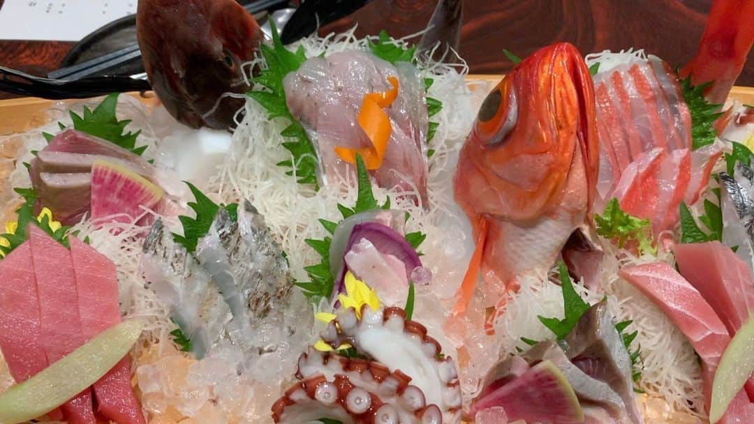Cooking with Dogさんのインスタグラム写真 - (Cooking with DogInstagram)「Chef enjoyed Funamori, a boat-shaped platter filled with various sashimi such as Kinmedai (splendid alfonsino), Houbo (spiny red gurnard), Hirame (flounder), Maguro (tuna), Tachiuo (cutlass fish), and local octopus.🐟🐙😋👩‍🍳 シェフが舟盛を堪能しました！金目鯛、方々(ホウボウ)、ヒラメ、マグロ、タチウオ、地だこなどお刺身がいっぱい！😍 #funamori #sashimi #舟盛り #刺身」3月31日 23時00分 - cookingwithdog