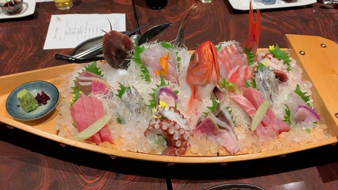 Cooking with Dogのインスタグラム：「Chef enjoyed Funamori, a boat-shaped platter filled with various sashimi such as Kinmedai (splendid alfonsino), Houbo (spiny red gurnard), Hirame (flounder), Maguro (tuna), Tachiuo (cutlass fish), and local octopus.🐟🐙😋👩‍🍳 シェフが舟盛を堪能しました！金目鯛、方々(ホウボウ)、ヒラメ、マグロ、タチウオ、地だこなどお刺身がいっぱい！😍 #funamori #sashimi #舟盛り #刺身」