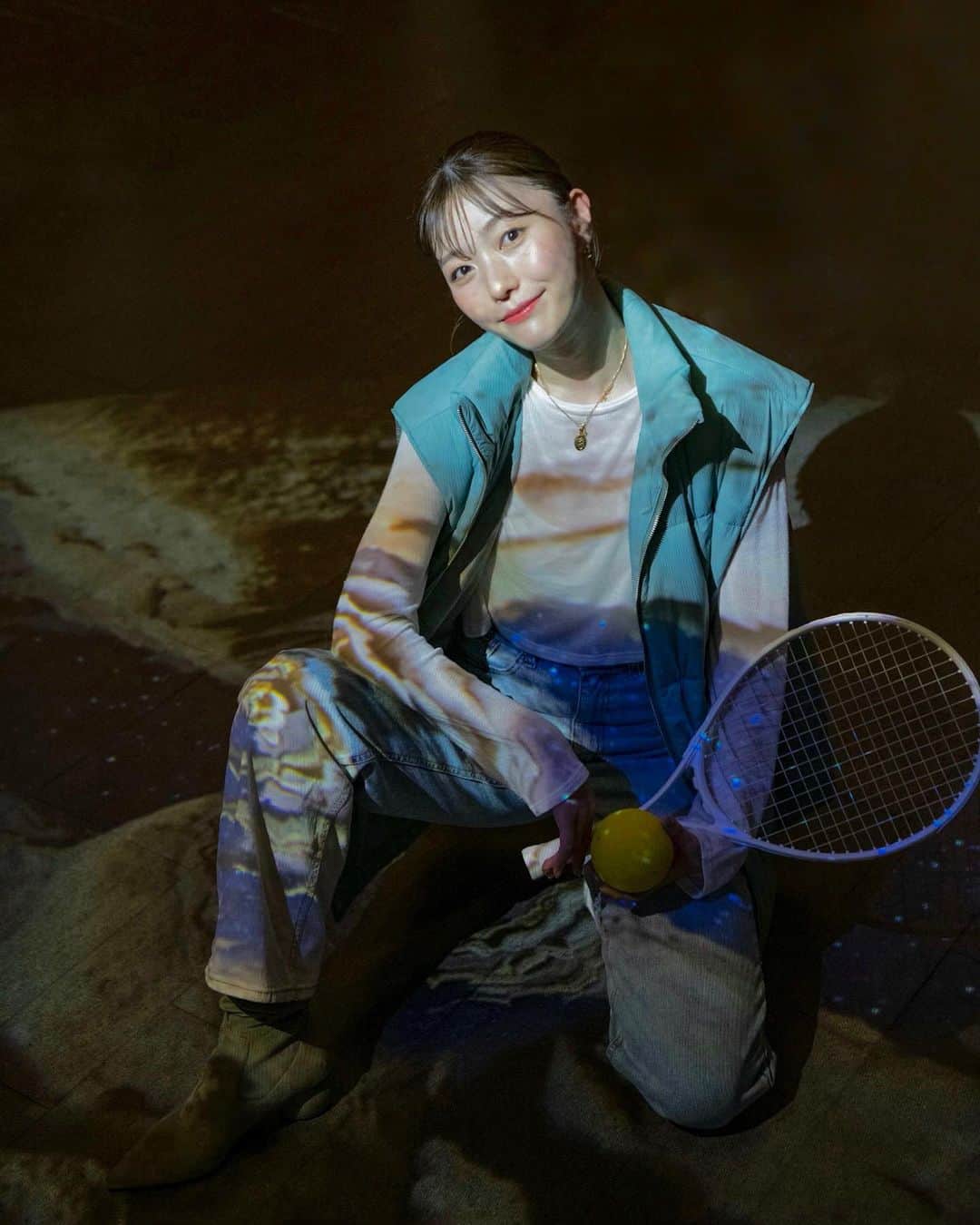 岩崎志保のインスタグラム：「ellesse TONE experience🌅🏞️🌌  今日から4/2(日)まで開催されている体験型インスタレーションイベントにチームELLE girl UNIで♡  今季からテニスウェアに絞りリニューアルされたellesse。 ミニマルなデザイン、肌を明るく見せる色、機能性に特化しているんだそう。  テニスのスイングと連動して大自然の映像とそこから着想を得た色を空間に映し出すインスタレーションがすごく綺麗でした✨  ellesseのプロダクトを構成する要素の中で最も大切にしている「色の美しさ」を全身で感じることができる体験型イベントなので、この週末お出かけの際はぜひ立ち寄ってみてください🌸  #ellesse #ellesseTONE #エレッセ #pr #ellegirluni #ellejapan #宇宙と私 🪐 👈🏼たろりん命名 @tarolingal 🤣」