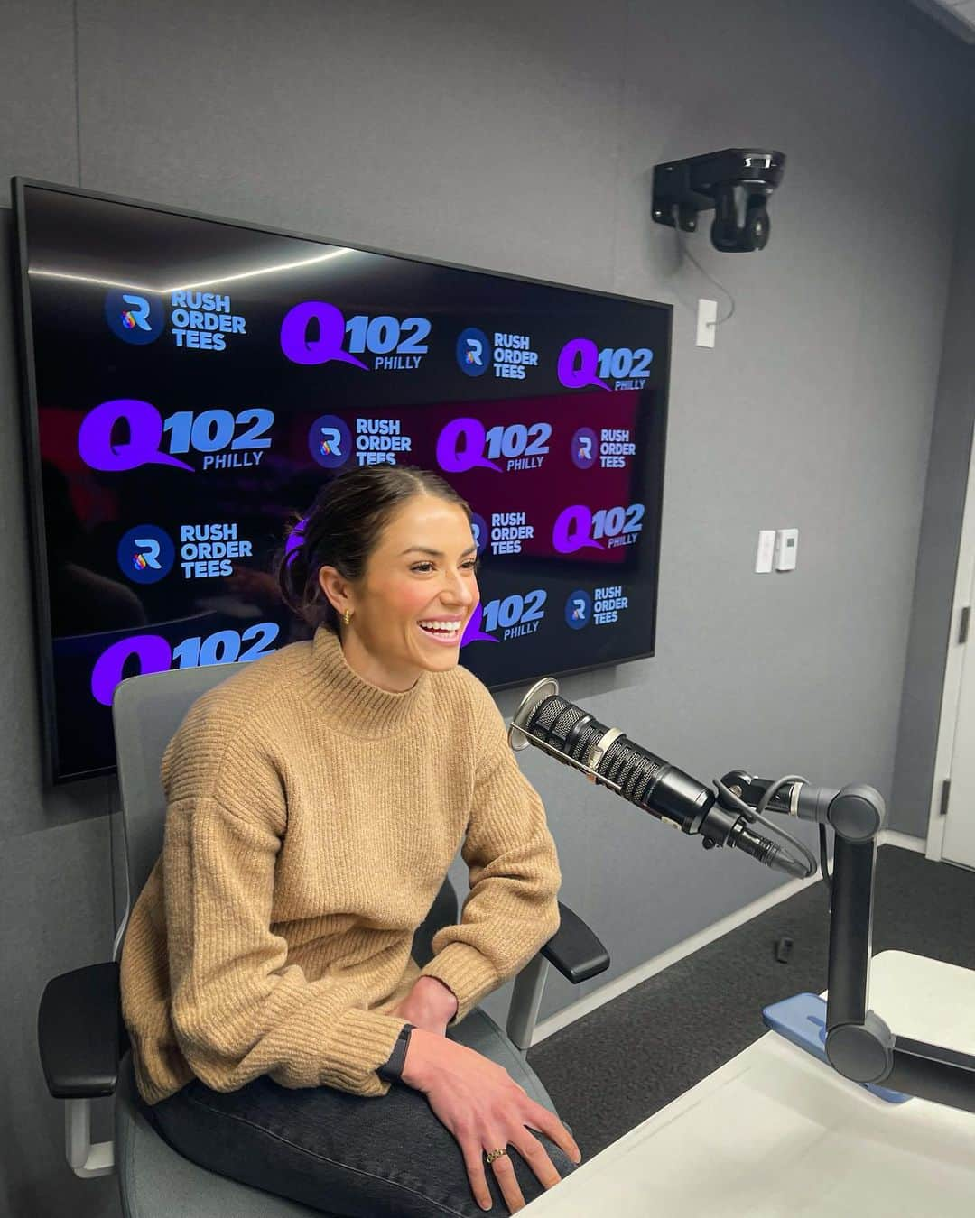 キャシディ・クックさんのインスタグラム写真 - (キャシディ・クックInstagram)「My 2023 Artist comeback prediction: Nickelback  Had a blast cohosting Q102 with @nuggetonair discussing artist comebacks, horoscopes and @f45_training_northernliberties 😎」3月31日 23時04分 - kassidycook13