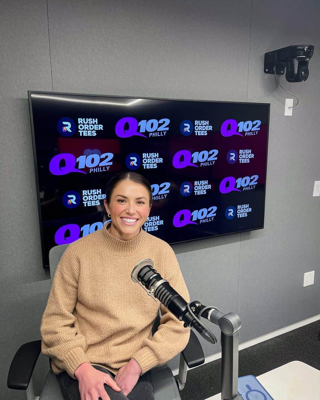 キャシディ・クックさんのインスタグラム写真 - (キャシディ・クックInstagram)「My 2023 Artist comeback prediction: Nickelback  Had a blast cohosting Q102 with @nuggetonair discussing artist comebacks, horoscopes and @f45_training_northernliberties 😎」3月31日 23時04分 - kassidycook13