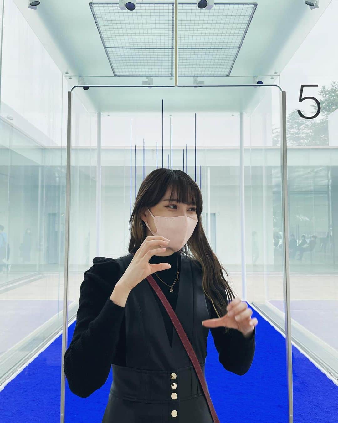 下口ひななのインスタグラム：「💙🫶5 ⁡ ⁡ ⁡ ⁡ ⁡ ⁡ #金沢 #21世紀美術館 #ハート #青」