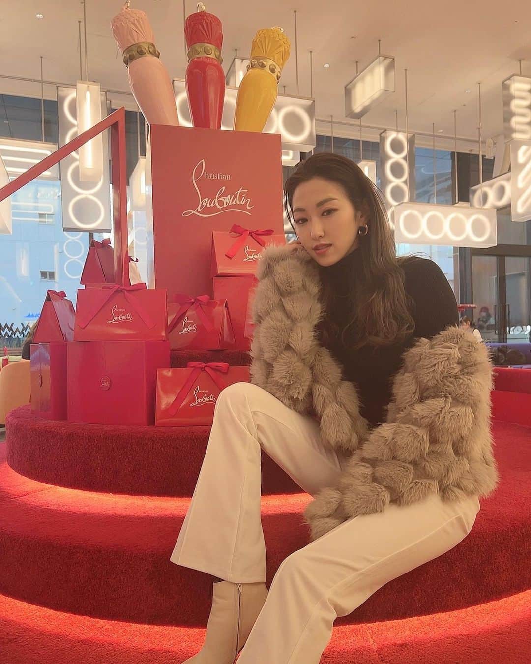 のインスタグラム：「. . . ルブタンの色合い好きやから めっちゃ可愛かった❤️🖤 またコラボしてほしいな💅  #christianlouboutin  #wosaka  #w大阪  #w大阪アフタヌーンティー  #アフターヌーンティー  #ルブタン #ルブタンネイル」