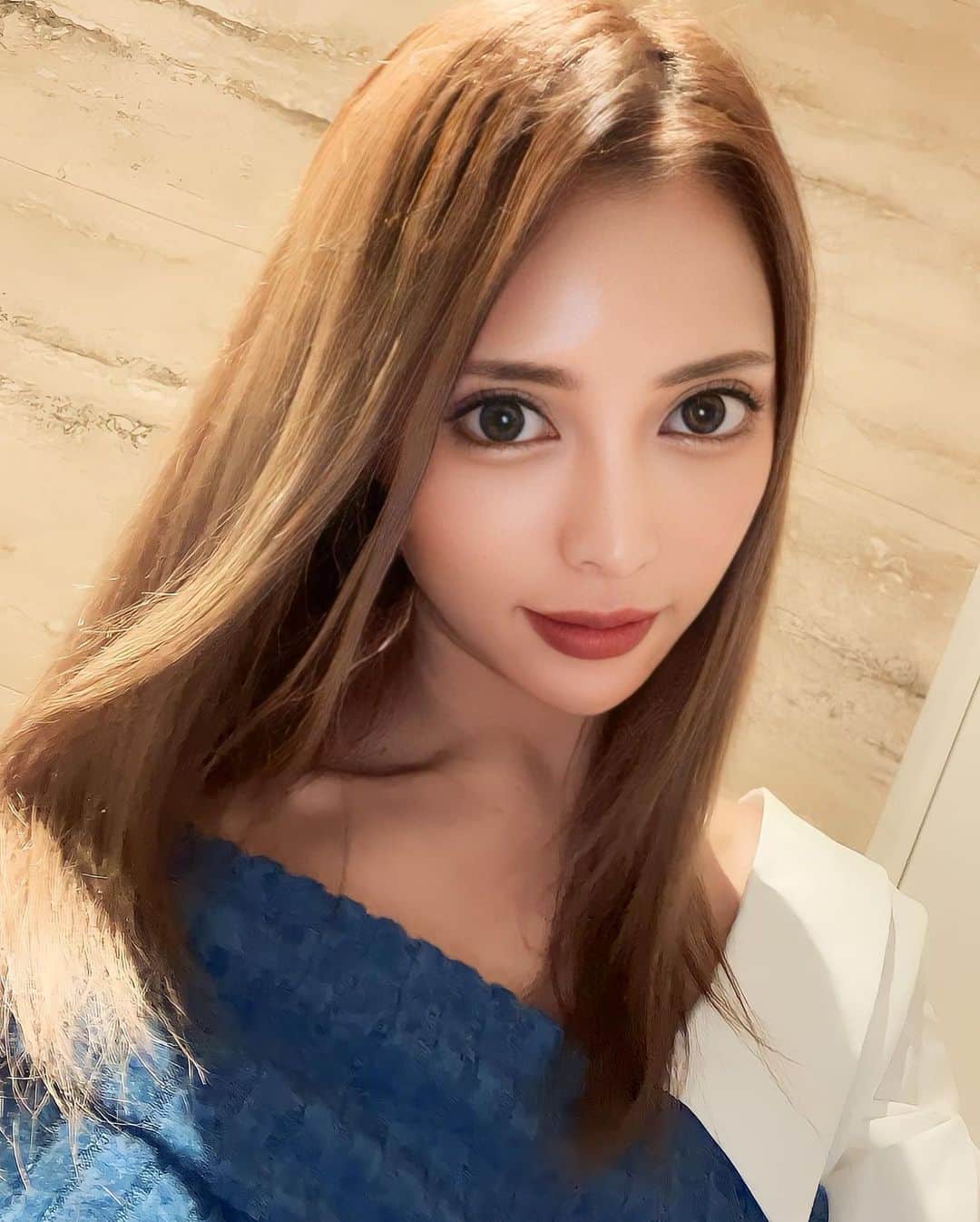 一条マリカ（まりふぬ）のインスタグラム：「@marika0826 ◀︎他の投稿はこちらから  最近のスキンケア事情を紹介する💖  KISSHADAさんの美容液が久しぶりに自分の中でめっちゃヒットしてる💖  スピキュールビューティセラムといって目に見えない小さな美容鍼がくっついているから 肌の奥にぐんぐん浸透してくれて保湿だけじゃなくて肌の内側から綺麗にしてくれるの🥹  しかも塗った後のリフトアップ効果もあって片方だけ塗ってみると塗った直後から効果わかるよ🥹  ダーマペンした後は これ使ったら尚更効果あった🤭  寝て朝起きて鏡見ると 肌の色も血色が良くて毎朝感動してる  スキンケアは結構なくなったら変えちゃうタイプなんだけどこれは ずっとリピートして使いたい商品ですね！☺️  KISSHADAの美容液は これからもストーリーでも計画載せていく💋  ------------------------------------------------------------------------------------------------------  #kisshada#美容液#美容液セラム#美容針#美容#美容医療 #美容外科 #美容家 #美容液マニア #美容クリーム #美容情報 #美容と健康 #美容オタク #美容大好き #美容すきな人と繋がりたい」