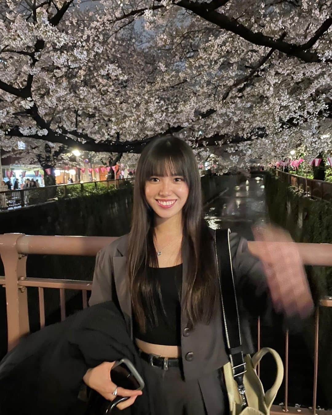 増田小春のインスタグラム：「ライトアップ終わっちゃった目黒川🌸 だけどこの日はとっても素敵な1日になったのっ！！  出会いと別れの季節。寂しいけど、 きっと明日からもっと素晴らしい毎日が待ってる☺️  高校卒業してから一年たった今。 やっぱり戻りたいなぁとは思います💕 出逢いに感謝。 今までこはると出会ってくれた人たちみんなありがとう☺️ 大好きだよー！！！  #目黒川桜まつり #目黒川 #こはる」