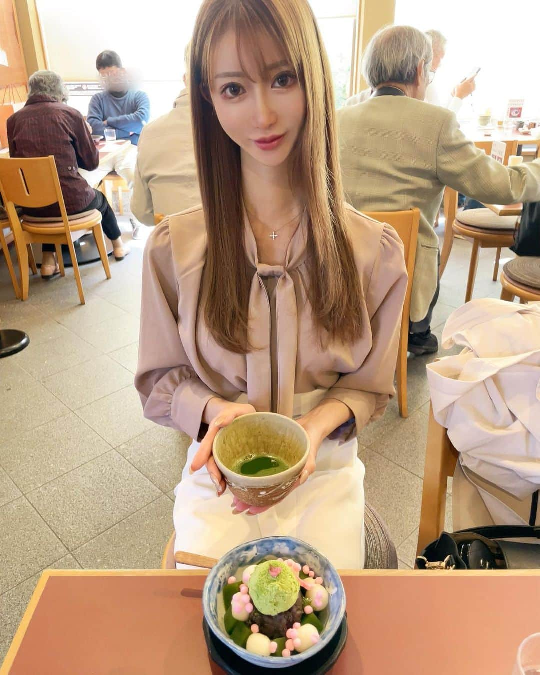 松山英礼奈さんのインスタグラム写真 - (松山英礼奈Instagram)「抹茶クリーム白玉あんみつ🍨💚と お抹茶🍵💚  寒天も抹茶だった😻💚💚💚✨  スイーツで抹茶味が一番好き🥰🫶🏻💖💞  抹茶カフェ巡りしたいな🧸♥️🍵  #京都 #kyoto  #cafe #抹茶 #抹茶スイーツ  #抹茶カフェ  #白玉 #🍵 #💚」3月31日 23時16分 - hiiiiiiii0802