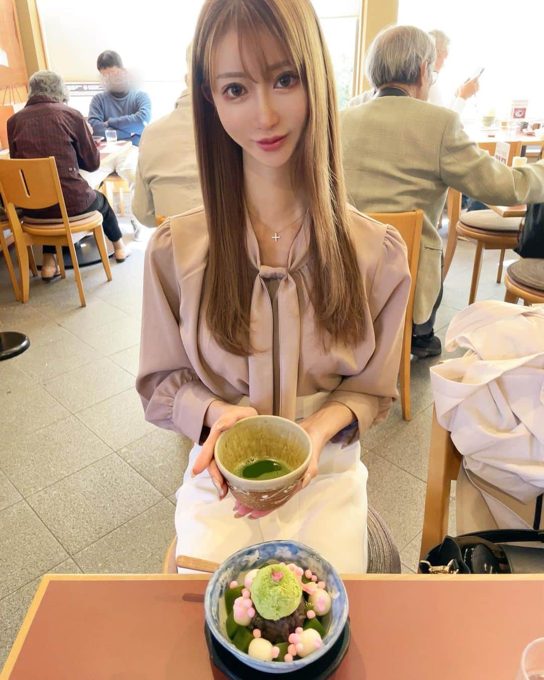 のインスタグラム：「抹茶クリーム白玉あんみつ🍨💚と お抹茶🍵💚  寒天も抹茶だった😻💚💚💚✨  スイーツで抹茶味が一番好き🥰🫶🏻💖💞  抹茶カフェ巡りしたいな🧸♥️🍵  #京都 #kyoto  #cafe #抹茶 #抹茶スイーツ  #抹茶カフェ  #白玉 #🍵 #💚」
