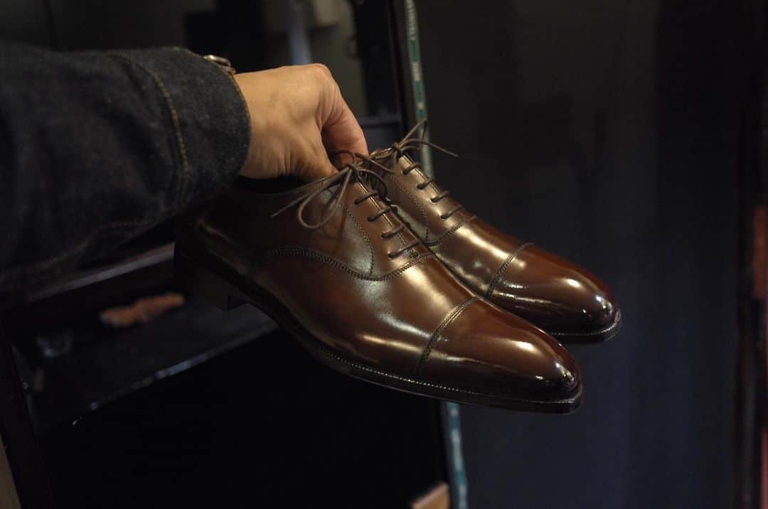 Yuya Hasegawaさんのインスタグラム写真 - (Yuya HasegawaInstagram)「@crockettandjones_official   多分世の中の靴磨き屋さんにアンケートを取って「磨きやすい靴といえば？」で堂々第一位はCrockett&Jonesだと思う。第二位はSantoniかなぁ。とにかく写真から伝わる通りきめが細かく磨きやすい。英国靴の誇りです。  #crocketandjones #brifth #shoeshine」3月31日 23時18分 - yuya.hasegawa.brift.h