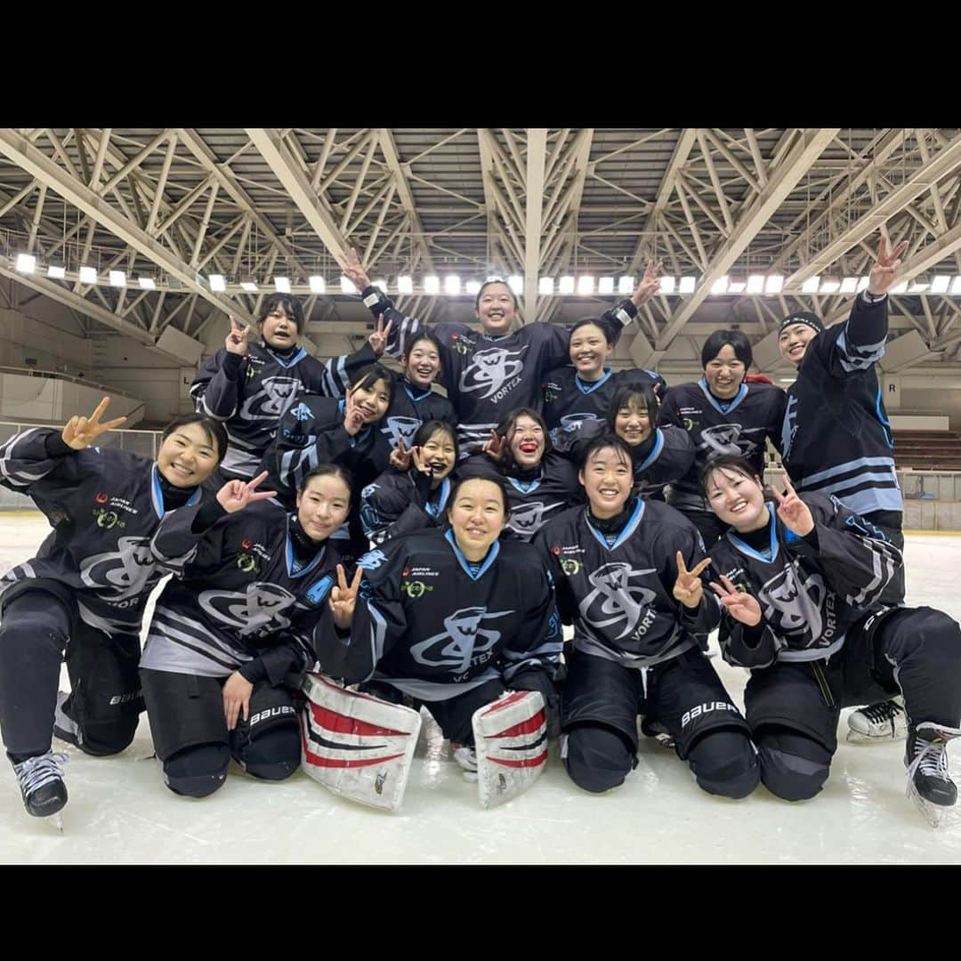 藤本那菜さんのインスタグラム写真 - (藤本那菜Instagram)「2022-23season done🏒  今季のチーム活動は全て終了しました！ 2022年4月 @vortex_sapporo.ihc にてコーチ兼プレーヤー登録から始まり、久しぶりに国内活動に参加したシーズンとなりました。今年2月の日本リーグFinalでは１試合、3月の全日本選手権Aでは２試合、久しぶりに国内大会に出場し、Save率は97.48%🥅  何より所属チームの始めたばかりのGK(中学1年生)が最後の大会で、好セーブを連発(Save率97.14%)。若い選手たちの頑張り、成長を間近で見ることができ、私自身もたくさん学ばせてもらった1年だったなと思います✨  温かいご声援・サポートをありがとうございました🌸  #goalie #coach #1年生」3月31日 23時19分 - nanafujimoto33