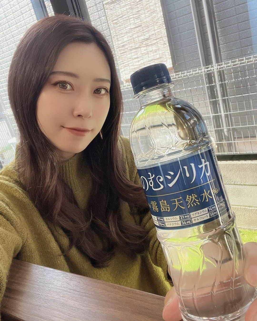 高塚南海のインスタグラム：「. . 最近朝昼夜と温度差が激しくて 服装が難しい🥺 . .  おでかけ時にはbagに 水分補給の為の #のむシリカ 💙 ＠nomusilica_official  . 最近お肌の乾燥が気になって 外からのケアは頑張れちゃうけど 中からのケアは疎かになってしまう😭 のむシリカは4大ミネラルの含有量が多く、 肌へしっかり水分を届けてくれます✊🏽 . . 今、20%オフキャンペーンしているみたいですよ✌🏾 ※2023年3月1日～2023年4月30日まで  . .  #シリカ #のむシリカ #シリカ水 #supported」
