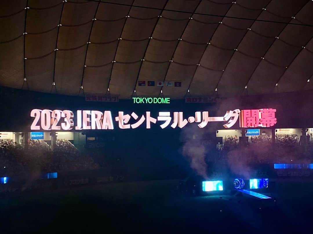 柴田美奈さんのインスタグラム写真 - (柴田美奈Instagram)「開幕戦取材✍️ ⁡ 試合前は練習を拝見し、双眼鏡で表情に注目！ チーム全体としては終始リラックス、 和やかな雰囲気ではあるものの、 どこかピリッとした緊張感が漂っていました。 ⁡ 練習の時にお話を伺った岡林選手は 「楽しみだけど、緊張の方が勝っている」とおっしゃっていて。 ルーキー福永選手も、 昨日までとは違うプレッシャーを感じていたようです。 そのお2人が、マルチ安打とプロ初ヒット！！👏👏 ⁡ そして今日のヒーロー高橋周平選手は、 カメラに向かってニコニコで「がんばります」と 言ってくださったので、 明日のドラHOTで放送したいです🥹 ⁡ アウェイであることを忘れるほどの大声援も圧巻でした。 声を出して応援できる喜び！！ 明日はドラHOTのスタジオから、 全力応援しています🔥🔥 ⁡ #どらほー ！！！ #全員で勝ち取った白星 #名古屋に戻りながら書いています ⁡ ⁡」3月31日 23時20分 - mina__shibata