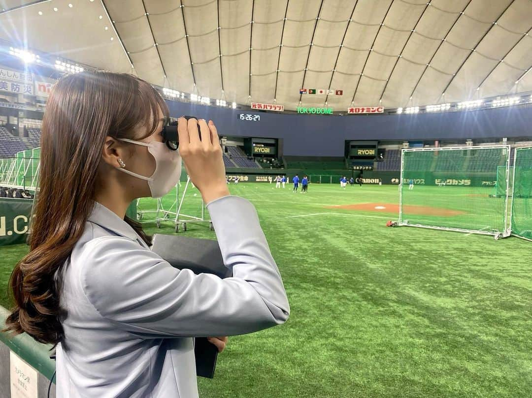 柴田美奈のインスタグラム：「開幕戦取材✍️ ⁡ 試合前は練習を拝見し、双眼鏡で表情に注目！ チーム全体としては終始リラックス、 和やかな雰囲気ではあるものの、 どこかピリッとした緊張感が漂っていました。 ⁡ 練習の時にお話を伺った岡林選手は 「楽しみだけど、緊張の方が勝っている」とおっしゃっていて。 ルーキー福永選手も、 昨日までとは違うプレッシャーを感じていたようです。 そのお2人が、マルチ安打とプロ初ヒット！！👏👏 ⁡ そして今日のヒーロー高橋周平選手は、 カメラに向かってニコニコで「がんばります」と 言ってくださったので、 明日のドラHOTで放送したいです🥹 ⁡ アウェイであることを忘れるほどの大声援も圧巻でした。 声を出して応援できる喜び！！ 明日はドラHOTのスタジオから、 全力応援しています🔥🔥 ⁡ #どらほー ！！！ #全員で勝ち取った白星 #名古屋に戻りながら書いています ⁡ ⁡」