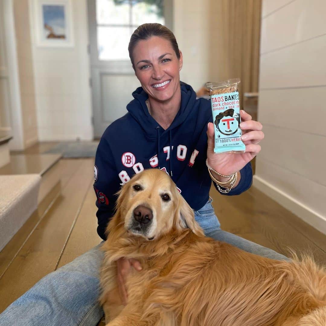 エリン・アンドリューズのインスタグラム：「I finally found a bar with clean ingredients that actually tastes good! Try @taosbakes! By far the best tasting bar I’ve ever had, plus whole food ingredients! You can find them at @publix, @wholefoods, @heb, and more!  #taosbakes #taospartner #sponsorship」