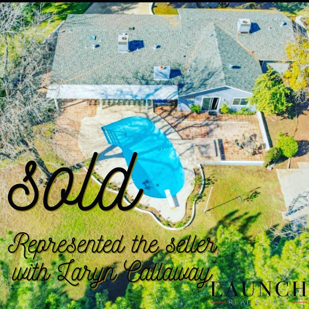 ブリージャ・ラーソンのインスタグラム：「Aaaaaaand SOLD! I loved working on this property with @laryn.callaway.realestate ❤️, I’m so happy for our seller clients and the new buyers moving into this lovely family home with plenty of room for their younger children to run around and explore.  #launchrealestate #biltmorearea #sold」