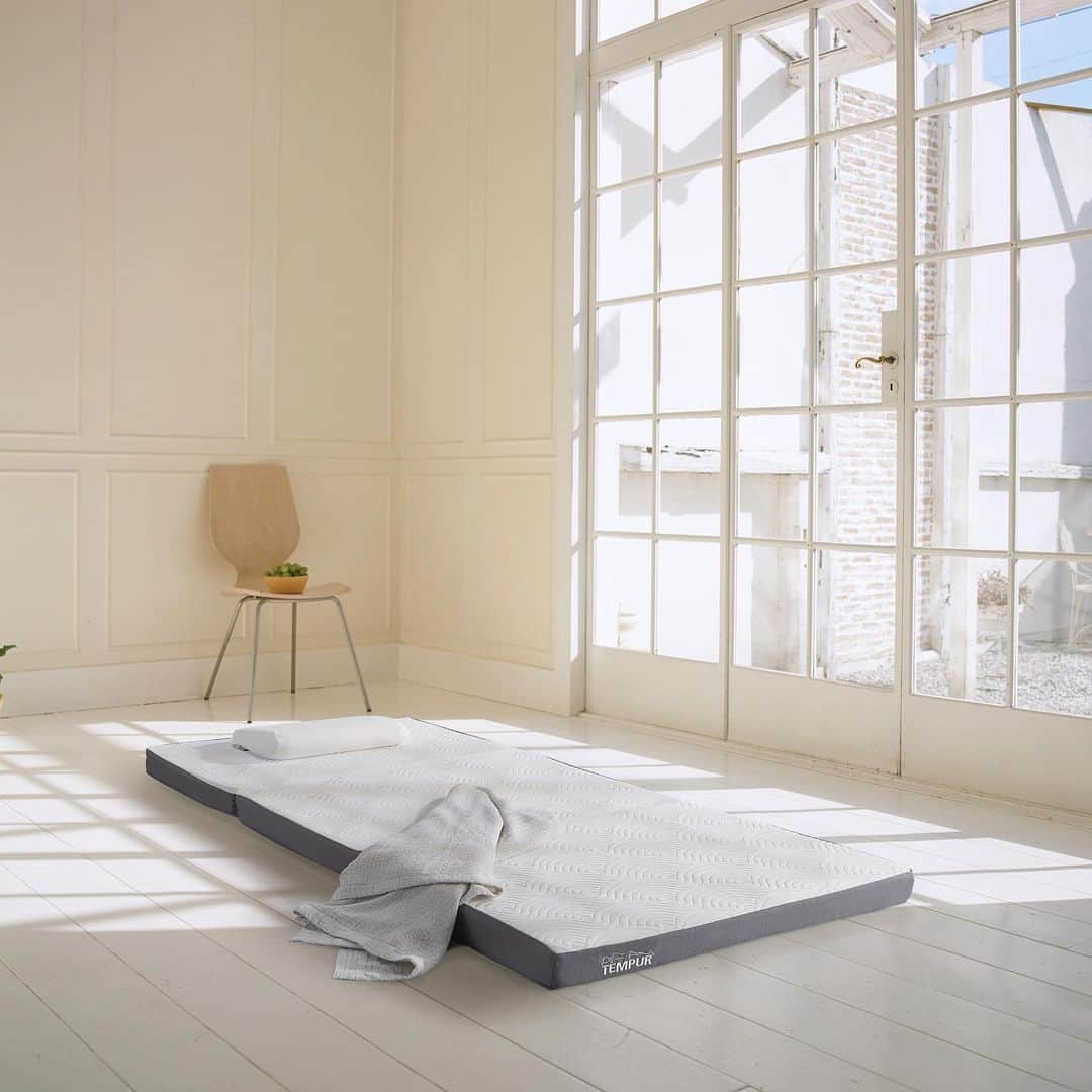 テンピュールジャパンのインスタグラム：「テンピュール® ワン リュクス フトン  薄型の折りたたみマットレス。 ベッドマットレスのようにベッドフレームに設置してご使用いただくのはもちろん、床や畳に直接敷いていただくことも。 三つ折りなので簡単に折りたため、スペースを有効にご活用いただけます。  @tempurjapan  #テンピュール #マットレス生活 #マットレスベッド #テンピュール取扱店 #ショールーム #寝具  #テンピュール枕 #テンピュールマットレス #テンピュールの枕 #テンピュールベッド  #フォローミー  #宇宙好きな人と繋がりたい #キャンペーン企画 #熟睡 #睡眠美容 #寝室  #美容好きな人と繋がりたい #安眠 #宇宙 #寝具ブランド #寝具は大事 #ベッド #安眠効果 #睡眠改善 #布団 #フトン #布団生活 #ふとん #ふとんでゴロゴロ」