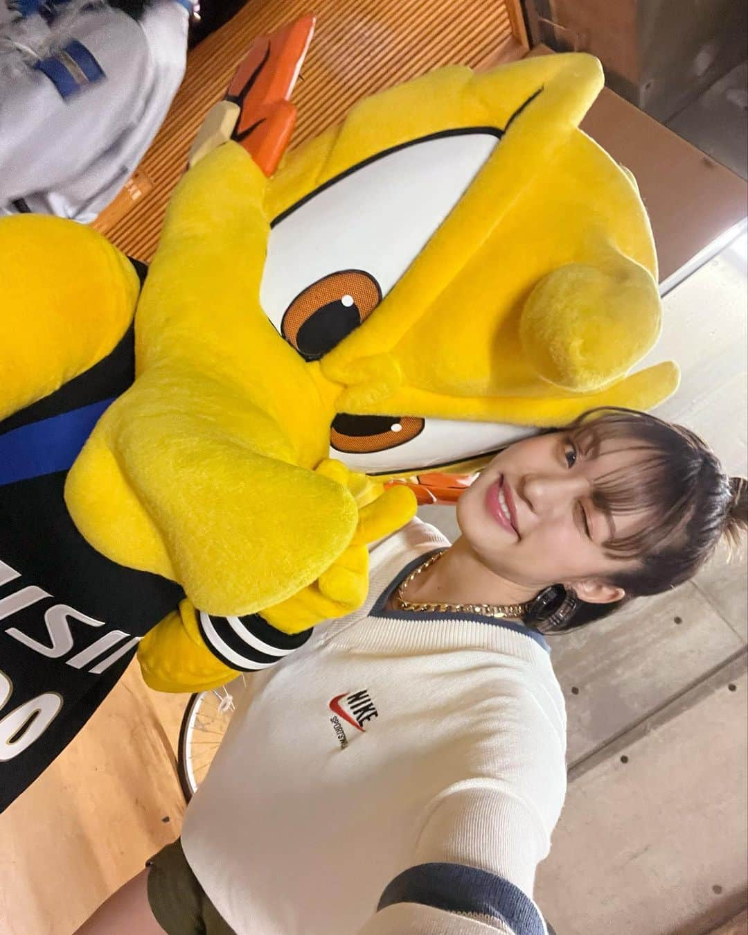 王林さんのインスタグラム写真 - (王林Instagram)「🏀❤️‍🔥  この間シーホース三河の応援に行ったの👏 王林が応援に駆けつけた日は勝てなかったけど、次の日は勝ちました🥹👏👏 見たかったなぁぁぁ 今回はハーフタイムでタツヲと一緒にトークショーをさせてもらいました☺️ タツヲとはおんなじ気持ちのところがいっぱいあって、会えてうれしかったよ🫶🏼 コーチの鈴木さんに会えたのもとってもうれしくて、鈴木さんのお話は鈴木さんなだけあってとっても前を向けてやる気が出る話をしてくれて、歌も進めてくれたから次はハーフタイムで歌えるように音楽活動も顔晴るんだ🤤🎧  会場にいた皆さん優しく受け入れてくれてありがとうございました！  スタイリング @lury.mh   #バスケ #シーホース三河 #おうりんのぬの🎀 #nike #basketball」3月31日 23時31分 - ourin_ringoooo