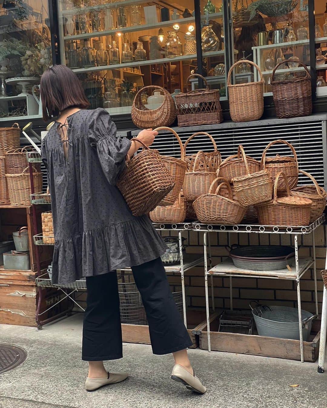濱中鮎子のインスタグラム：「かご。  なんでこう、かごを集めてしまうのか。  一生たぶん、わからない。  そして展示会前にちょっと立ち寄ったら目が合ってしまい、 つい、、連れて帰ってしまった @bonpoint に入荷していた🐈‍⬛。  再入荷と言われたら、連れて帰らずにいられない可愛さでした。  我が家にはもっとすてきな兄さん居ますけれども。🐈  お嬢はジジ！と呼んで今宵は共に眠りました。  わたしも今日、黒めスタイルでした。  #uhr #uhr_2023ss  #籠収集癖」