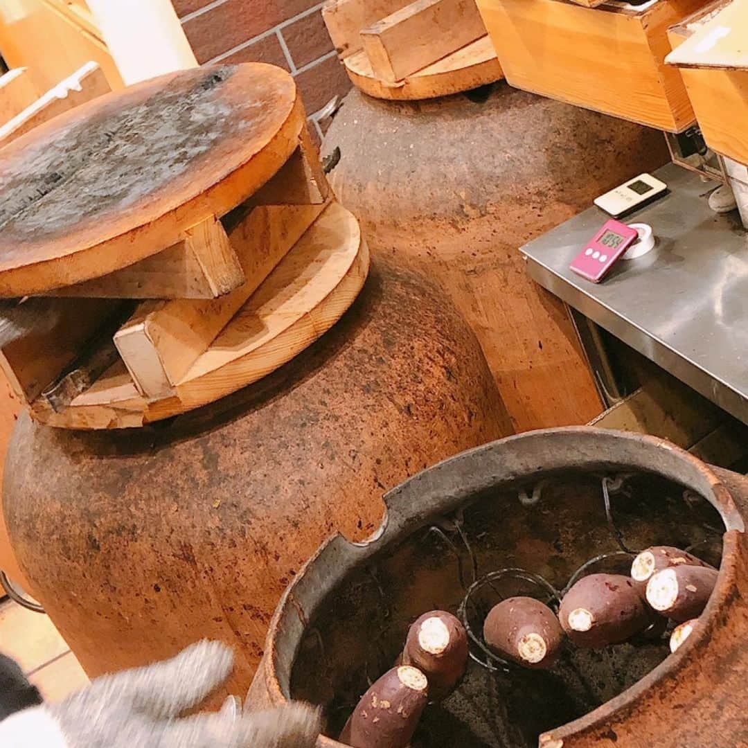 山田優依さんのインスタグラム写真 - (山田優依Instagram)「《Tsuboyakiimo in Ginza》  【銀座つぼやきいも】 📍銀座駅/焼き芋  銀座の中でもあまり賑わいの少ない通りで 行列を作る焼き芋専門店 "銀座つぼやきいも"  実際に食べるまで完全に焼き芋をなめてました  ただの焼き芋ではなく、スイーツだと思える ほどの美味しさに感激してリピート☺️  つぼやきいもは、その名の通り焼き芋のために作られた 特別な壺で3時間炭火の低温で焼くそう  ホクホクではなく、皮に蜜が滲み出ているんじゃないか と思うほどの蜜度で、じゅわーっという食感！😳✨  3サイズあって、ちいさいの、はんぶん、まるごと があるけど美味しすぎてまるごとが正解☺️  【銀座つぼやきいも】 銀座駅から徒歩３分 [月～金]12:00～22:00 [土・日・祝]12:00～18:00 ●つぼやきい まるごと ¥896  サーフィンの為に宮崎に移住した姉の持ち物のクマを 圧縮して送ろうとしたらこっちの方が可愛くなった☺️  #銀座スイーツ #つぼやきいも　#東京グルメ」3月31日 23時32分 - yui_gourmetwalker